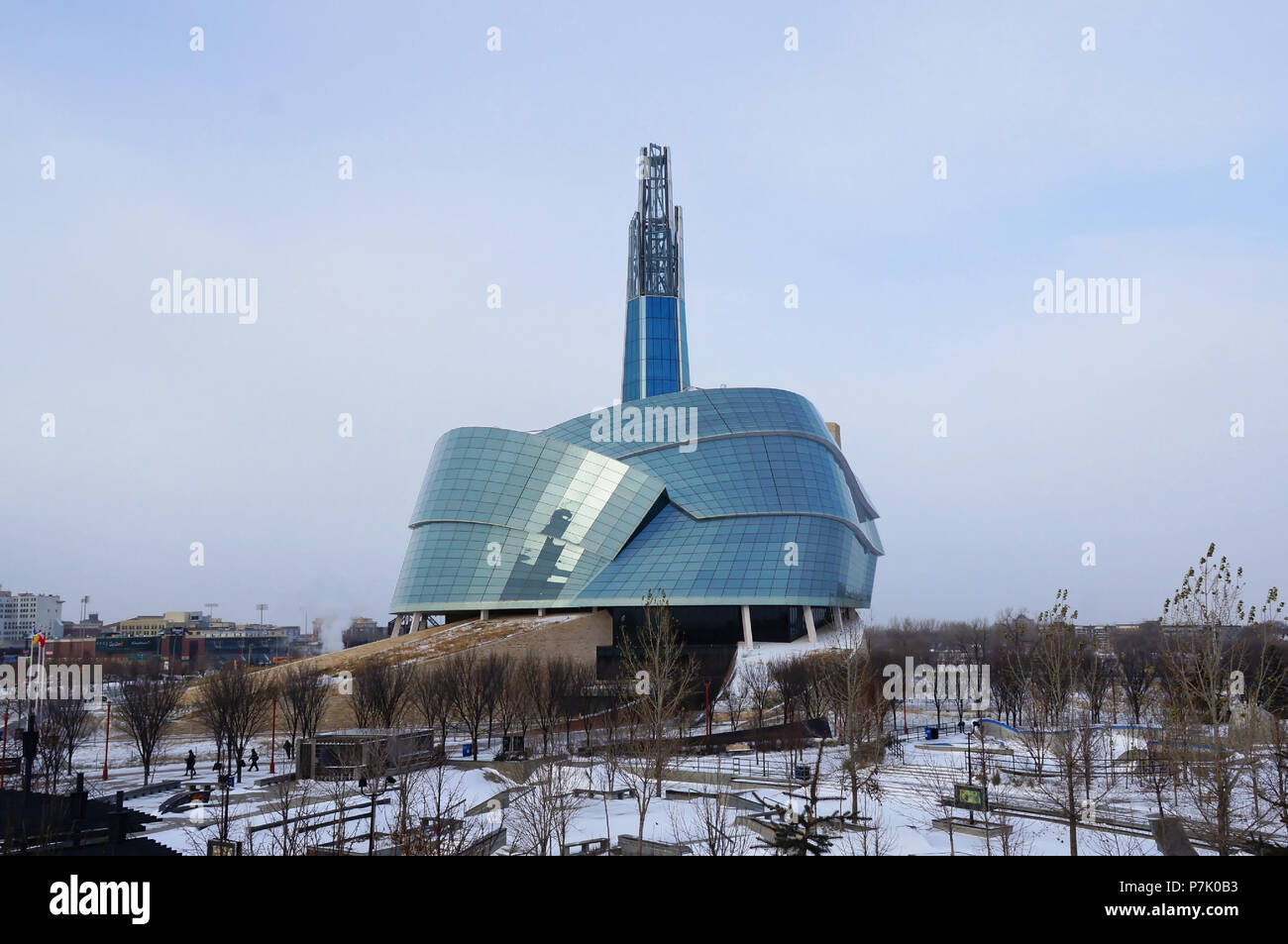 WINNIPEG, KANADA - 2014-11-18: Winter Blick auf kanadischen Museum für Menschenrechte. CMHR ist ein nationales Museum in Winnipeg, Manitoba, befindet sich neben dem berühmten Winnipeg s Historic Site der Gabeln Stockfoto