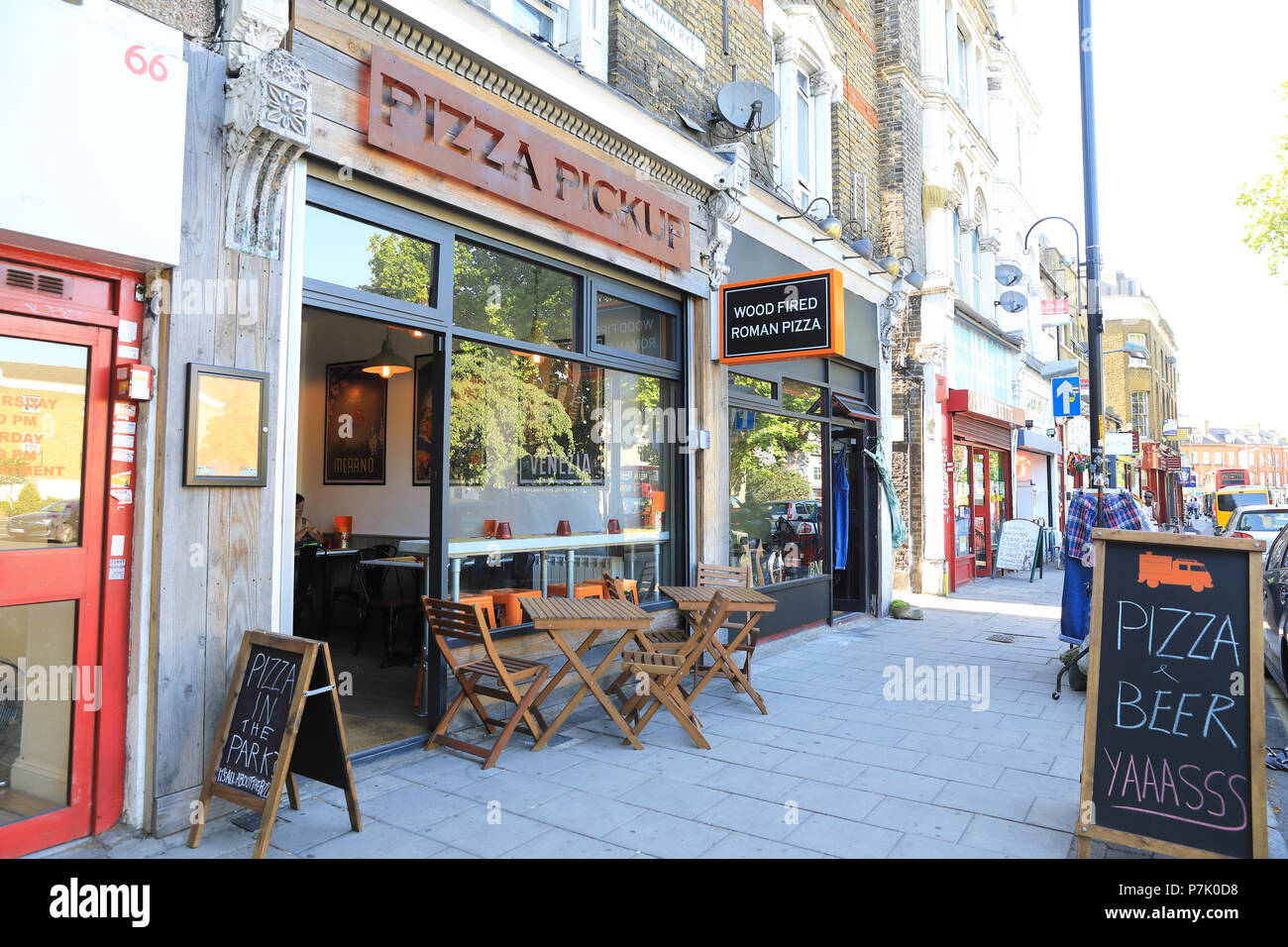 Restaurants rund um die Spitze des trendigen Peckham Rye Dreieck, im Süden von London, Großbritannien Stockfoto