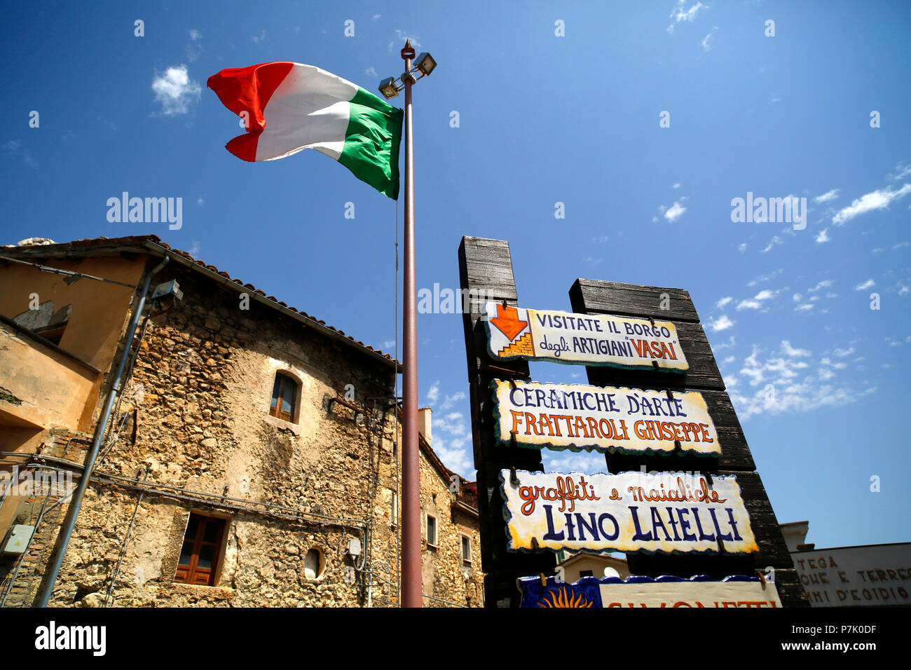 Italienische Flagge oder Tricolore in Castelli, Italien fliegen. Stockfoto