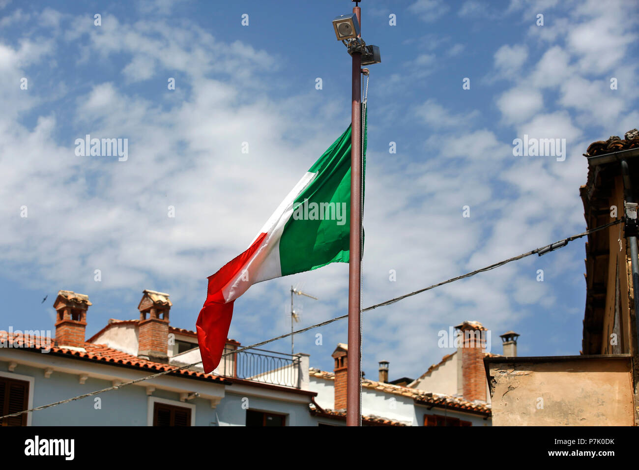 Italienische Flagge oder Tricolore in Castelli, Italien fliegen. Stockfoto