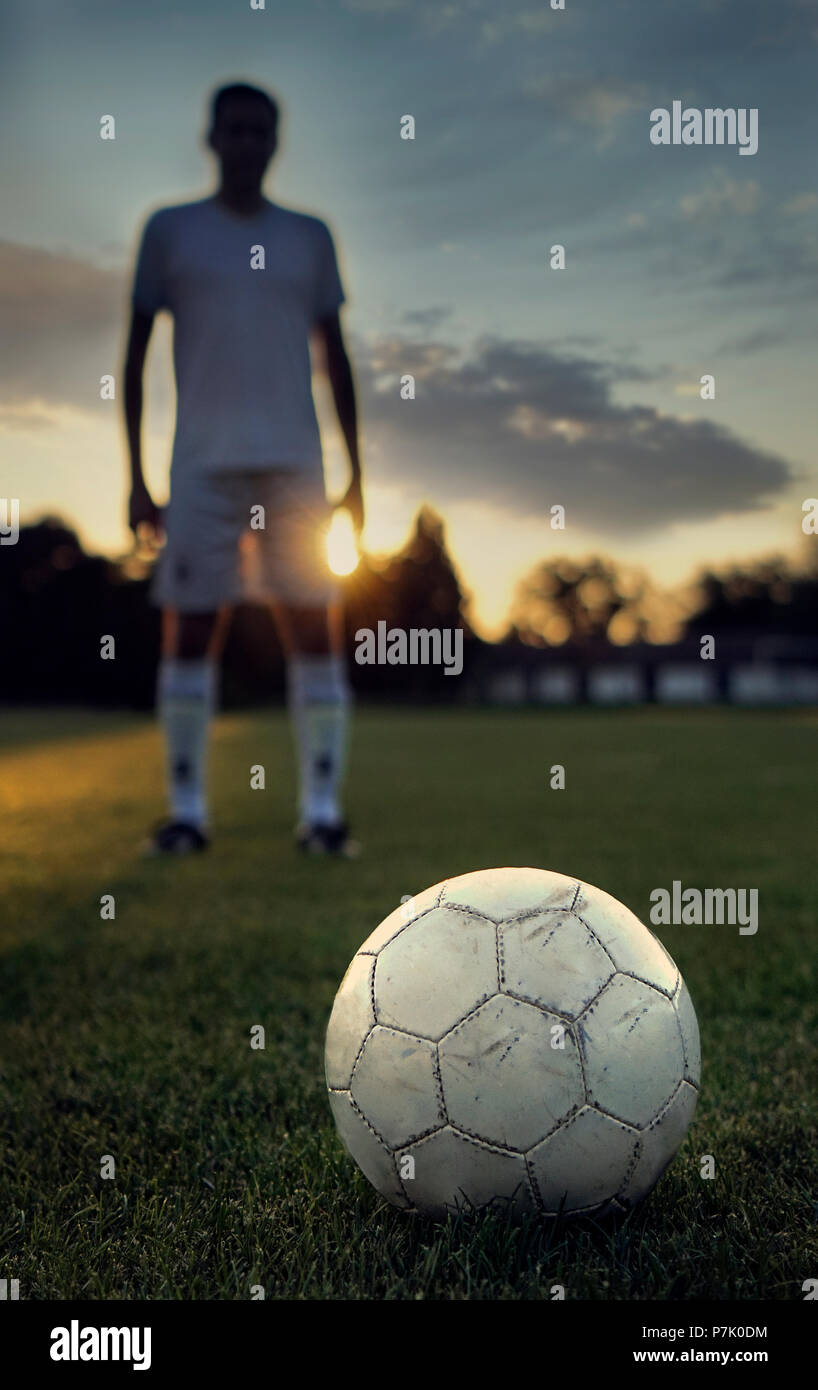 Jungen Fußball Spieler hinter dem Ball wartet auf seinen penaty Kick Stockfoto