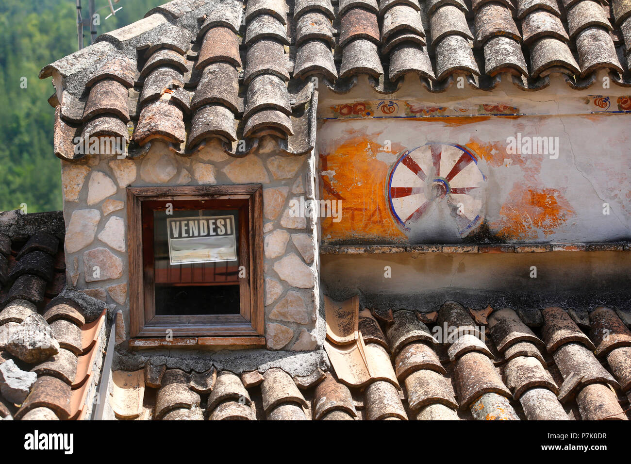 Dach Detail Von Einem Haus Zum Verkauf In Italien Stockfoto Bild