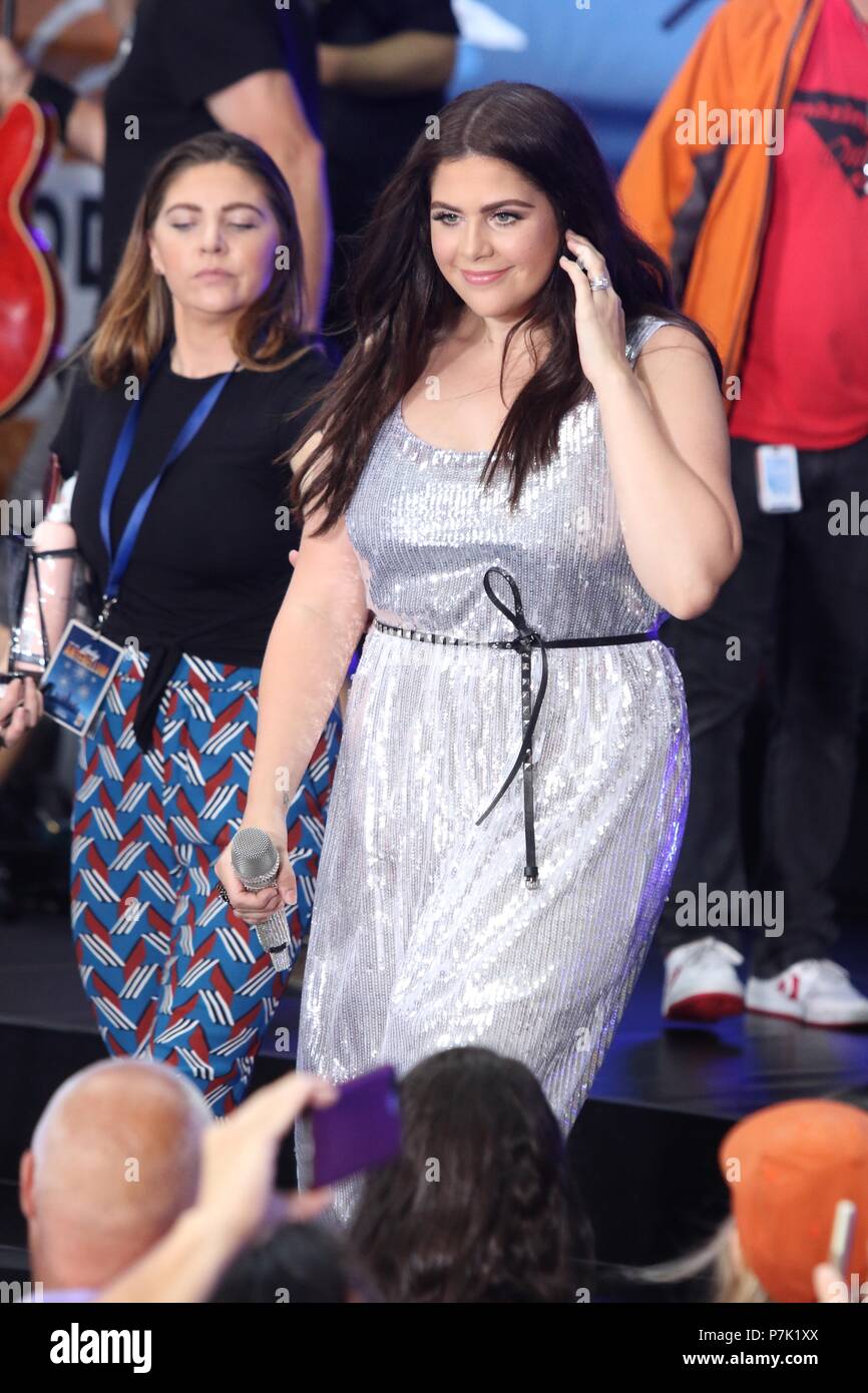 Lady Antebellum, Hillary Scott, die auf NBC "Today Show" am Rockefeller Plaza 7-6 2018 Foto von John Barrett/PHOTOlink.net Stockfoto