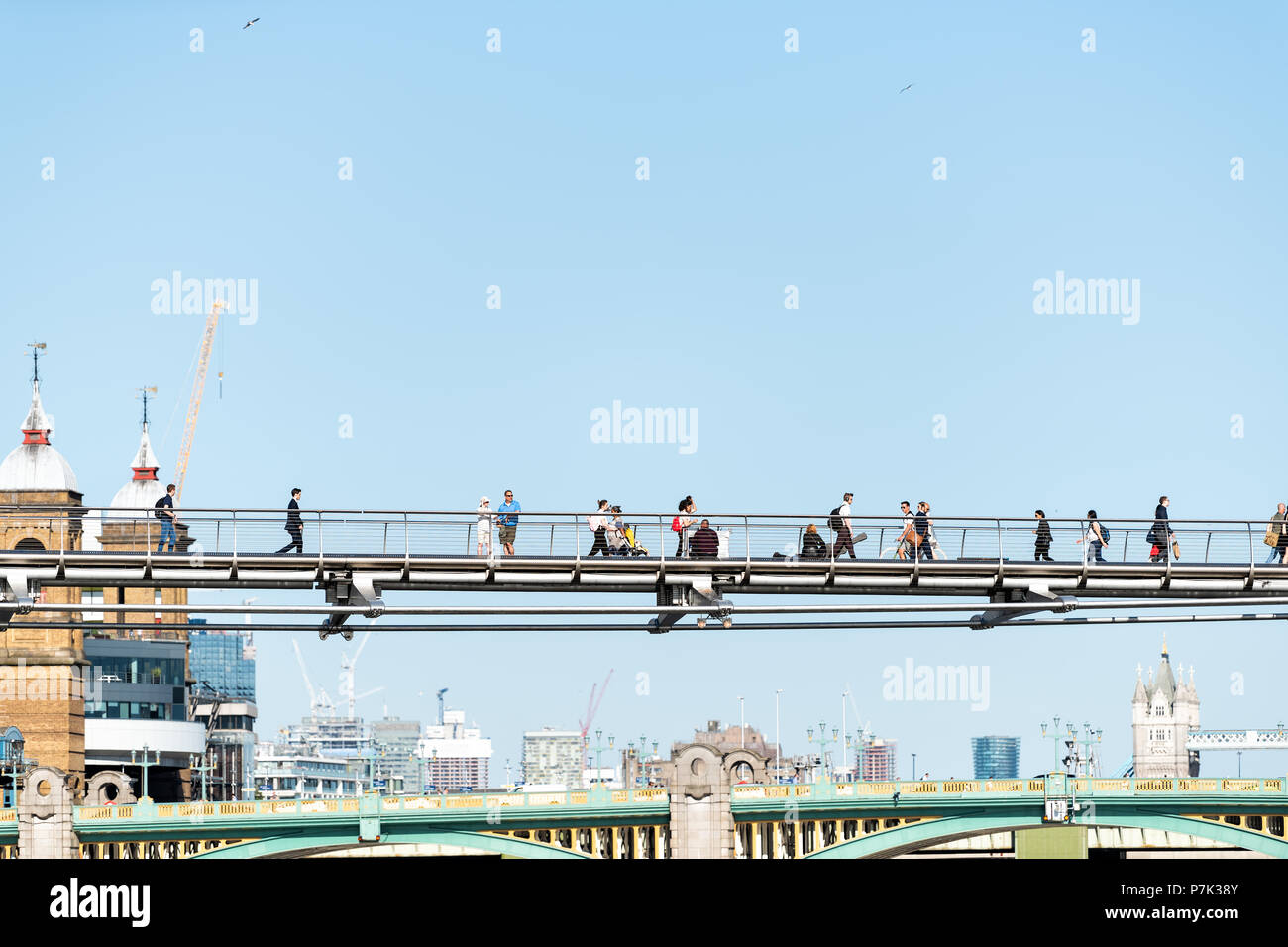 London, Großbritannien, 22. Juni 2018: Nahaufnahme von Menschen zu Fuß auf Stadt Millennium Bridge closeup mit Fußgänger Thames River Stockfoto