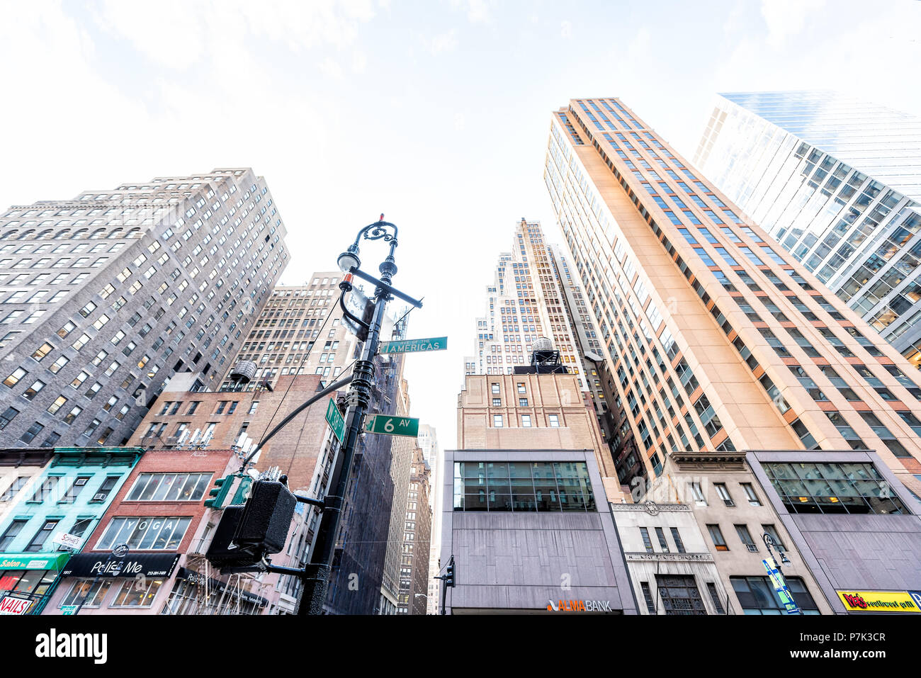 New York City, USA, 6. April 2018: Manhattan NYC Gebäude von Midtown Herald Square, 6 Avenue Road, Schilder, niemand, hohen Wolkenkratzer Stockfoto