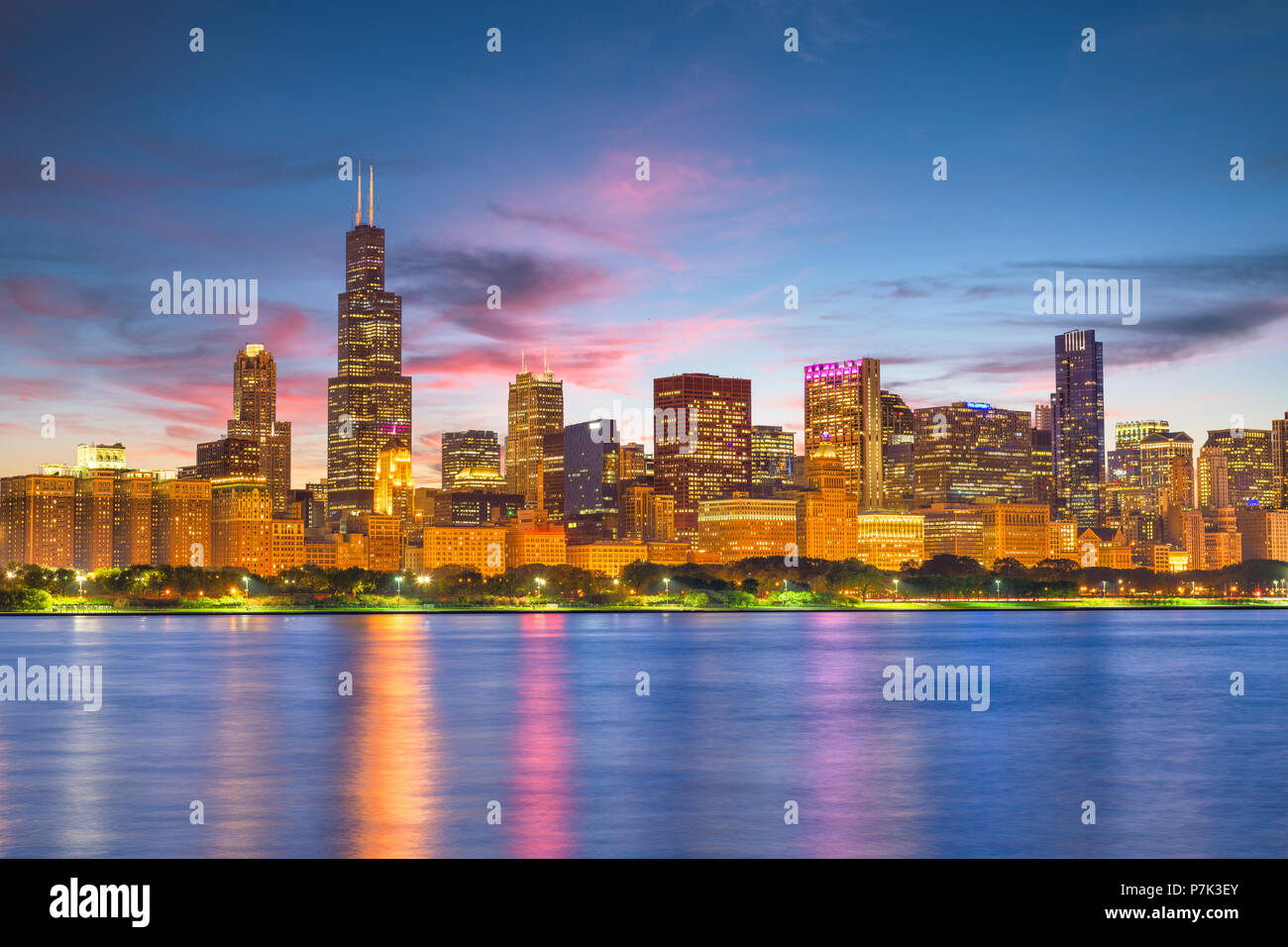 Chicago, Illinois, USA Downtown Skyline aus dem Michigan See in der Abenddämmerung. Stockfoto