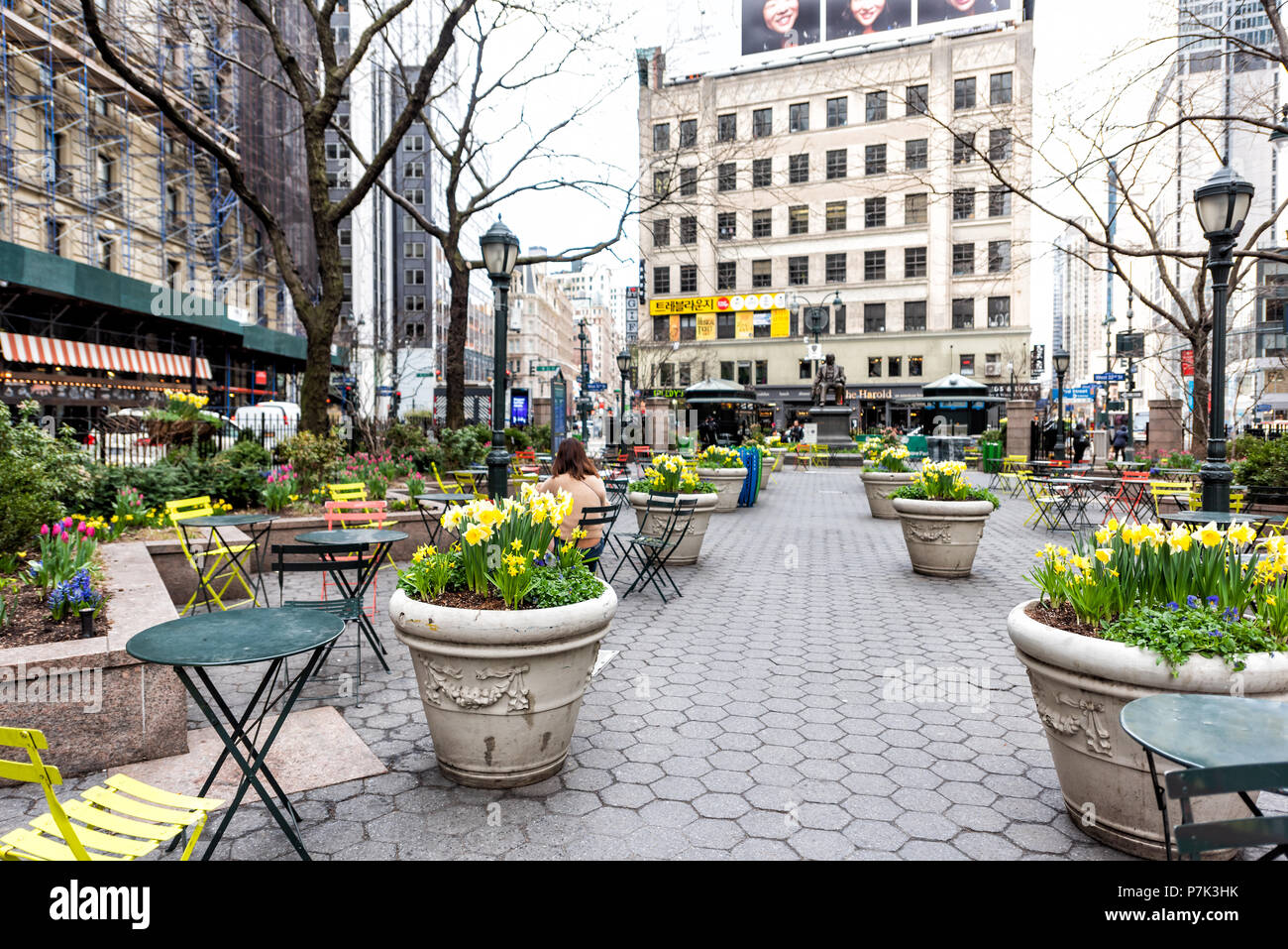 New York City, USA - 7. April 2018: Street View der städtischen New York Herald Square in Midtown mit Greeley Square Park, Frau von Korea Town koreatown Sitzen Stockfoto