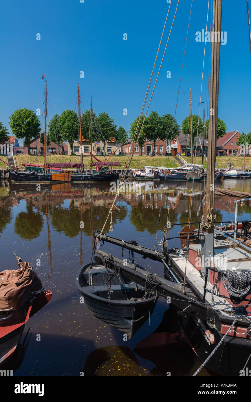 Traditionelle Boote im kleinen Hafen von sielort Carolinensiel, Nordsee, Ostfriesland, Niedersachsen, Deutschland, Europa Stockfoto