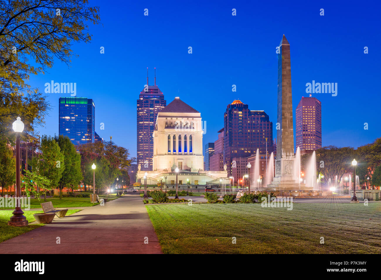 Indianapolis, Indiana, USA Kriegerdenkmäler und Skyline Stockfoto
