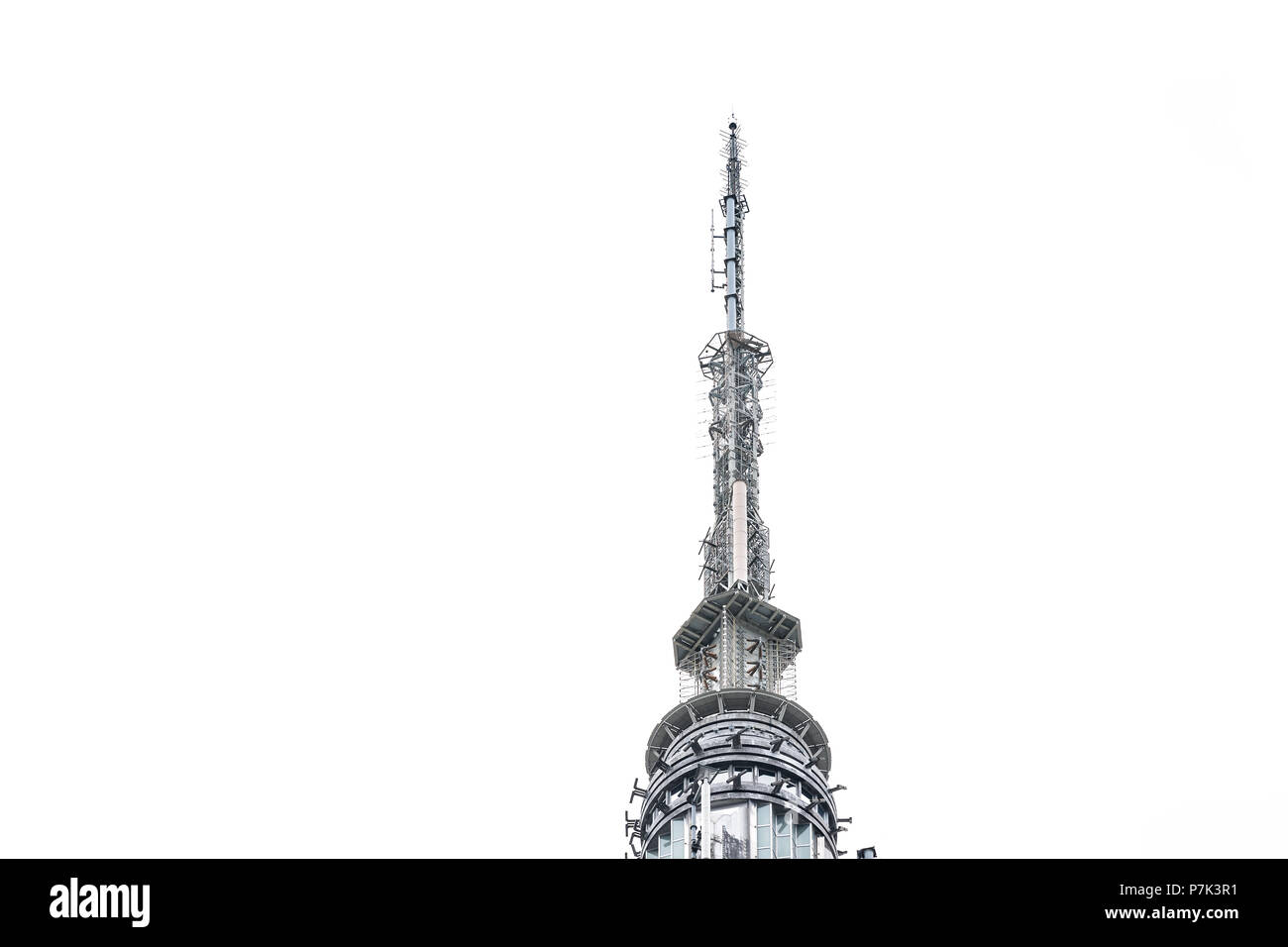 New York City, USA - April 7, 2018: Nahaufnahme von oben auf das Empire State Building Spire gegen bewölkten Himmels, isolierte während des Tages auf dem Dach berühmten iconic b Stockfoto