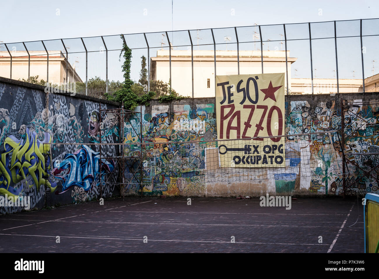 Ex OPG Occupato-Je so "pazzo Gebäude, ein soziales Zentrum in einer ehemaligen psychiatrischen Klinik von der Italienischen linken Aktivisten, Neapel, Italien besetzt Stockfoto