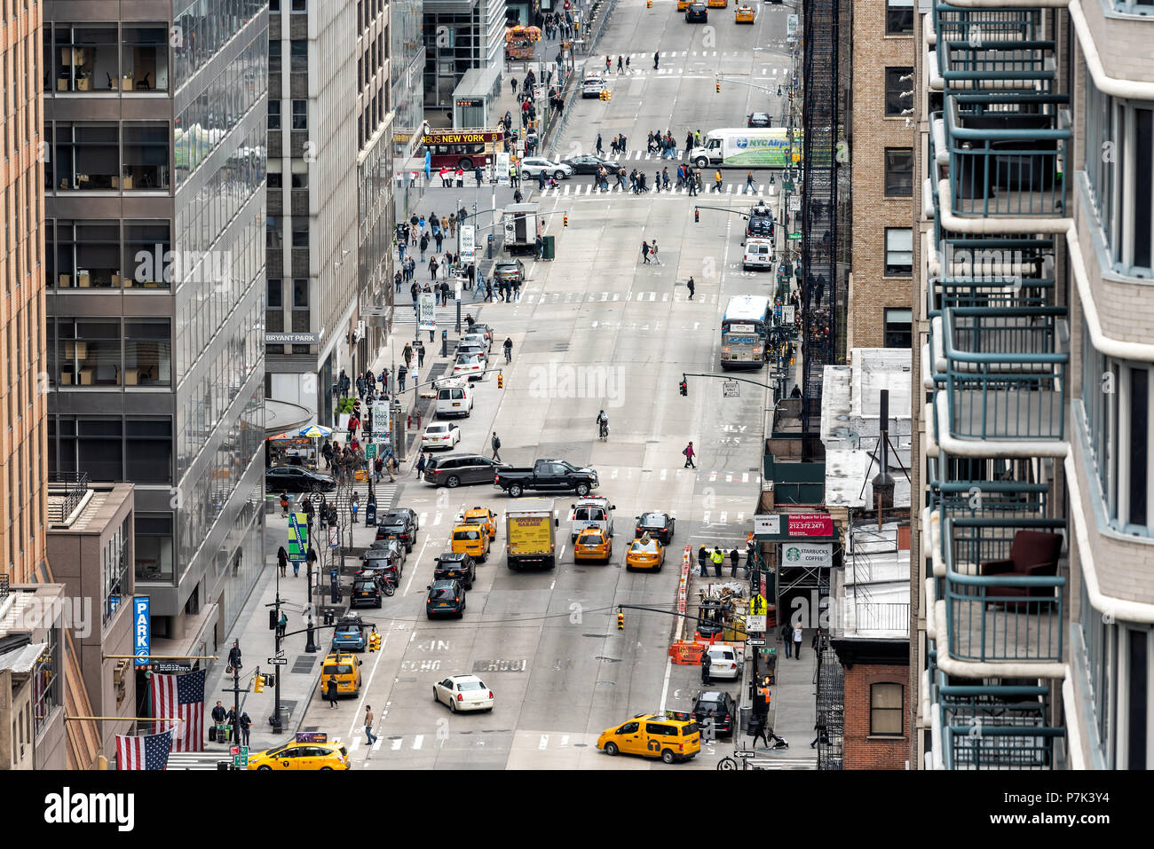 New York City, USA - 7. April 2018: Luftbild Konstruktion Schafott des städtischen Straße von der Dachterrasse Gebäude in New York Herald Square in Midtown mit 6 Aven Stockfoto