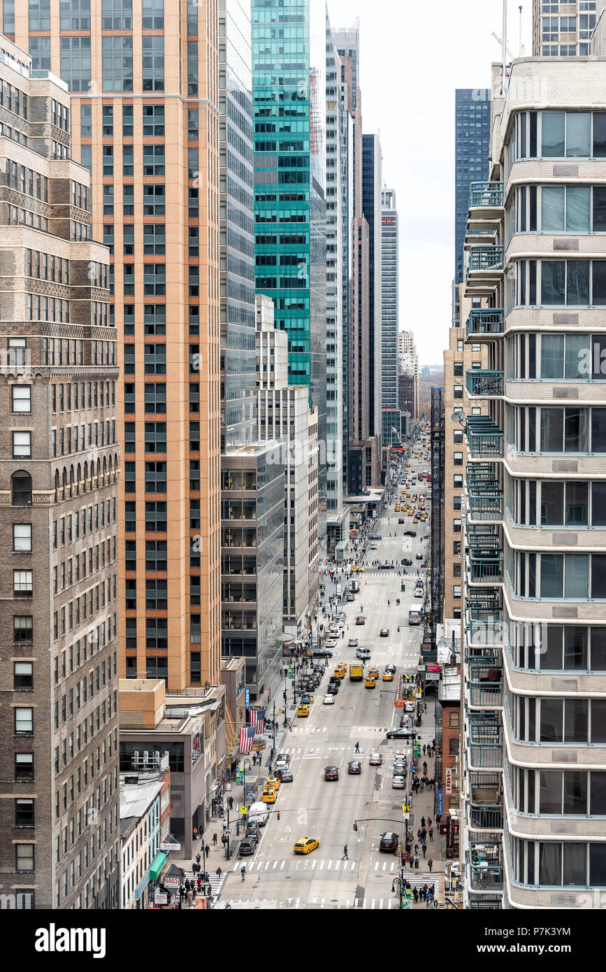 New York City, USA - 7. April 2018: Antenne vertikale Ansicht von Urban Street Straßenbild, Stadtbild, Himmel, Gebäude in New York Herald Square in Midtown mit 6. Stockfoto