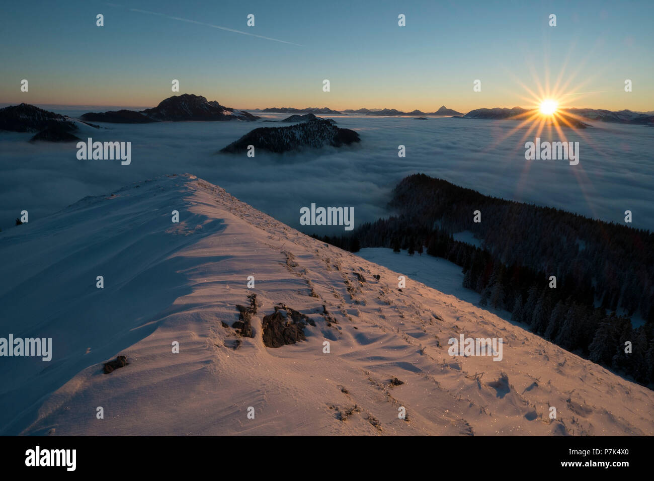 Blick auf Kitzbühel über den Wolken im Winter, in den Bergen am See Walchen, Bayerische Alpen, Oberbayern, Bayern, Deutschland Stockfoto