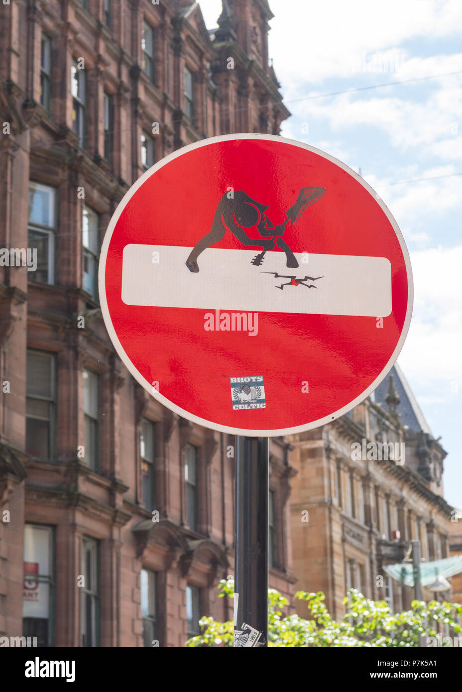 Clet Abraham street art Schild Titel 'Clash' auf der Buchanan Street, Glasgow, Schottland, Großbritannien Stockfoto