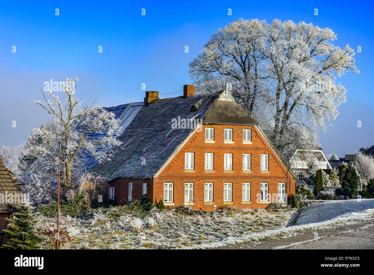 Deutschland, Hamburg, Kirchwerder, Bauernhaus im Winter Stockfoto