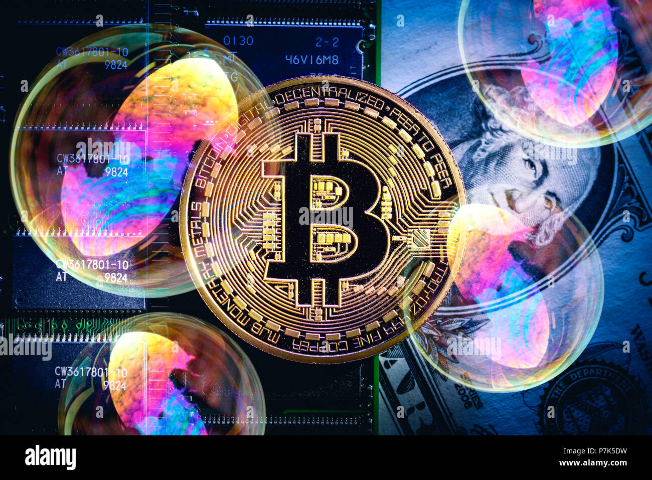 Bitcoin, Münze, Computerplatine, Dollar Bill, Seifenblase, Bitcoin Stockfoto