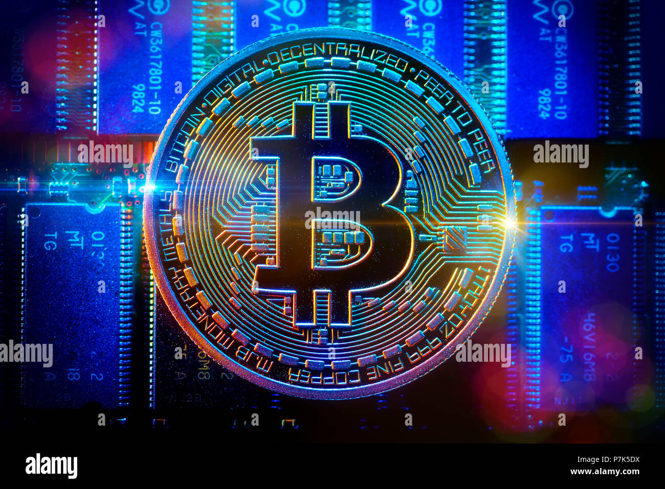 Bitcoin, Münze, Computerplatine Stockfoto