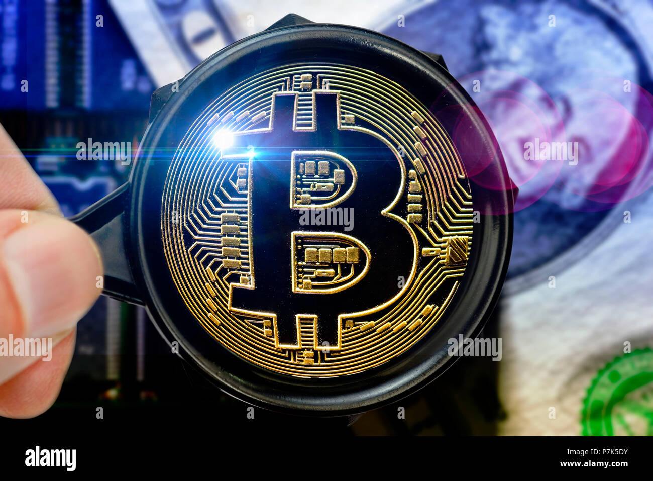 Bitcoin, Münze, Computerplatine, Dollar Bill, Vergrößerungsglas Stockfoto