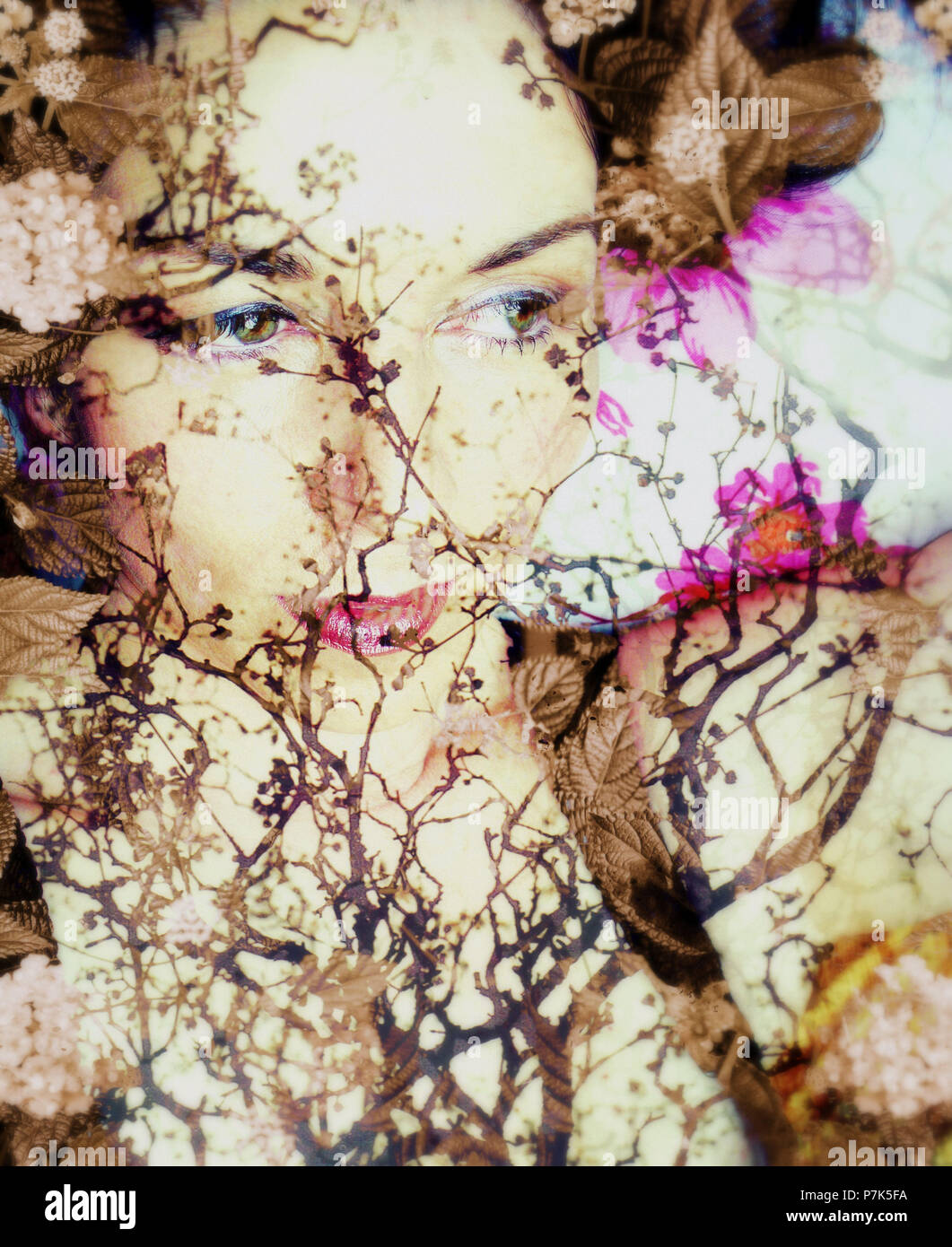 Porträt einer Frau, die mit Zweigen und Blumen überlagert, Stockfoto