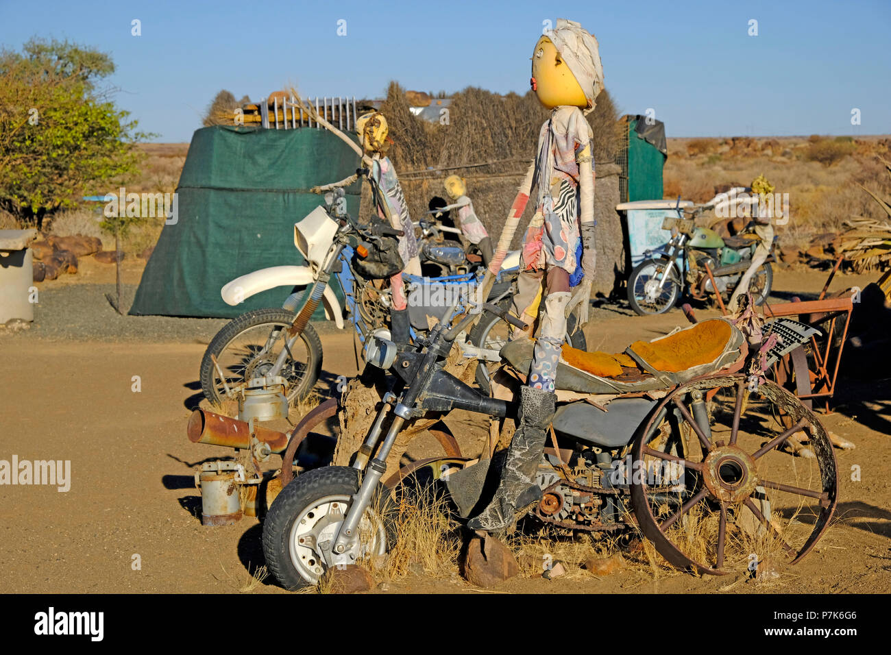 Garas Camp Camping mit vielen alten, fantasievoll konvertiert Anlagen und Fahrzeuge und lebensgrossen Figuren in Namibia in der Nähe Keetmanshoop Stockfoto