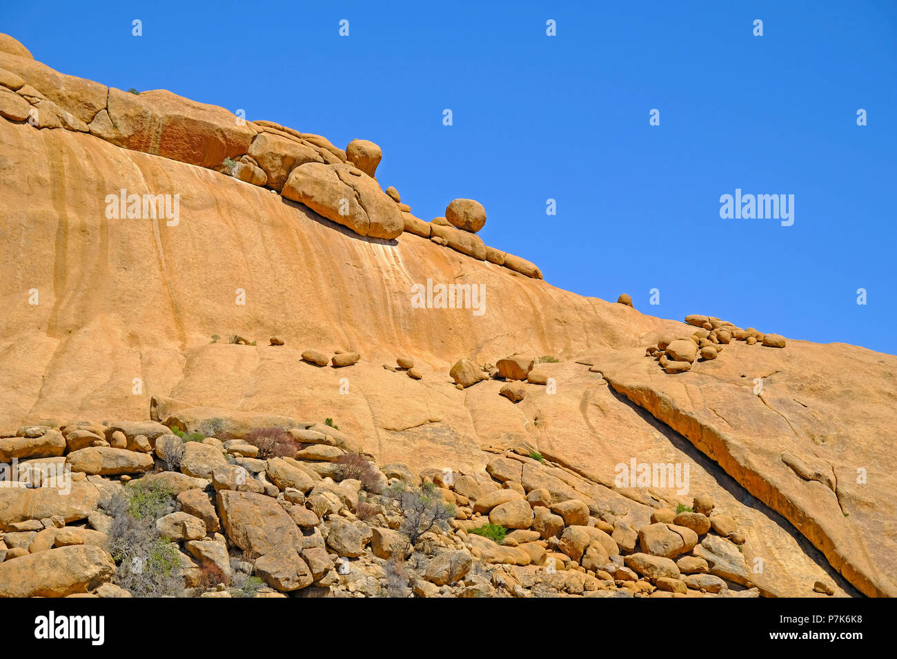 Erodiert Granit Hügel von Schlupf rock mit eingestreuten Granit Kugeln und Ritzen in der Spitzkoppe, in Namibia Stockfoto