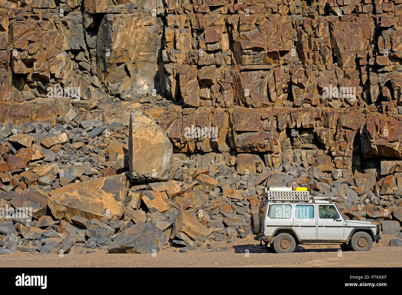 Expedition Fahrzeug auf einer steilen, schroffen Felswand in einem trockenen Fluss in der Brandberg West Gebiet in Namibia Damaraland Stockfoto