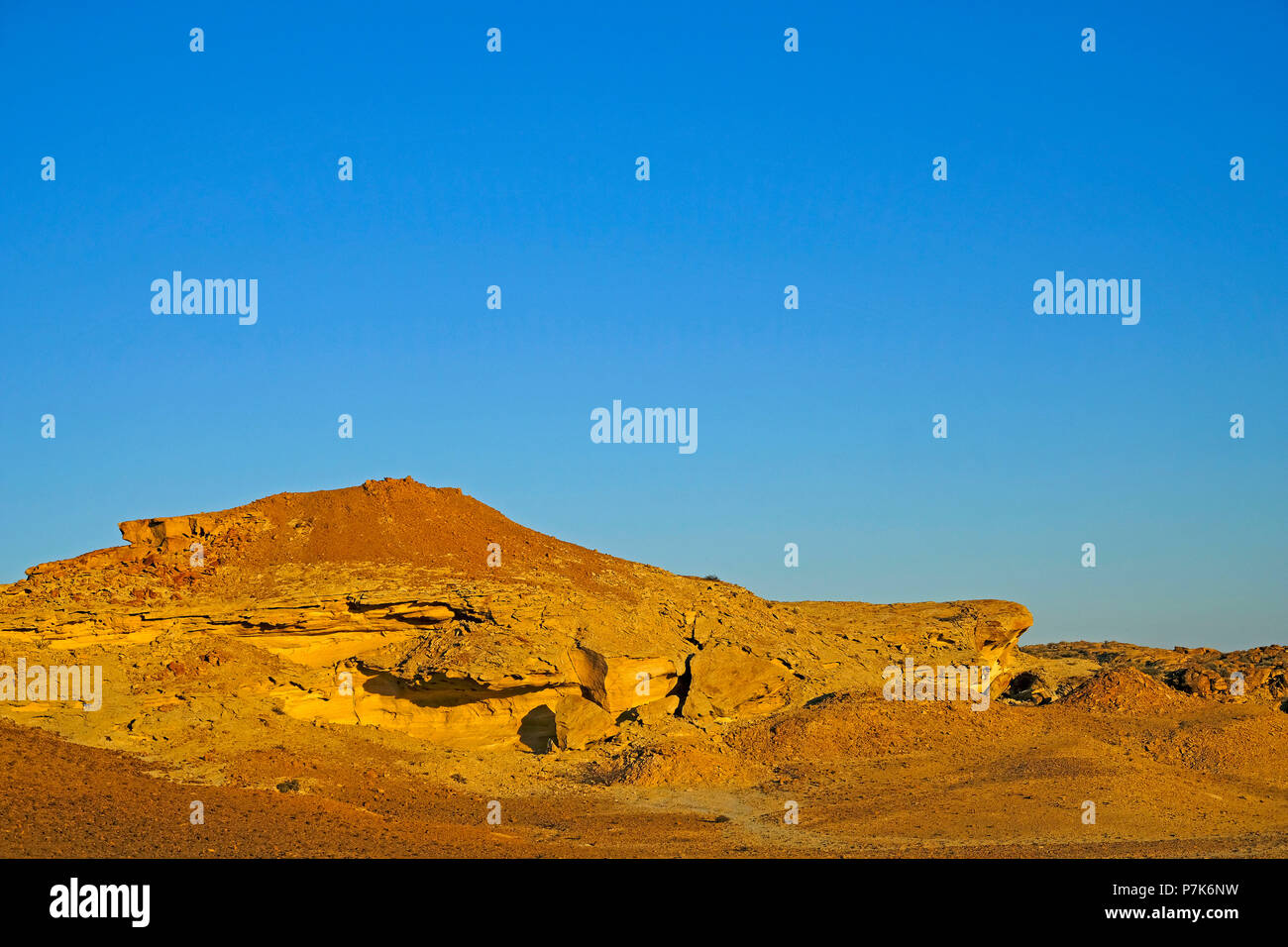 Gebrochene Flanke eines Sandstein Hügel mit sauberem, scharfkantige Ausfall Flugzeug, Schlupf Rock in Namibia Damaraland Stockfoto