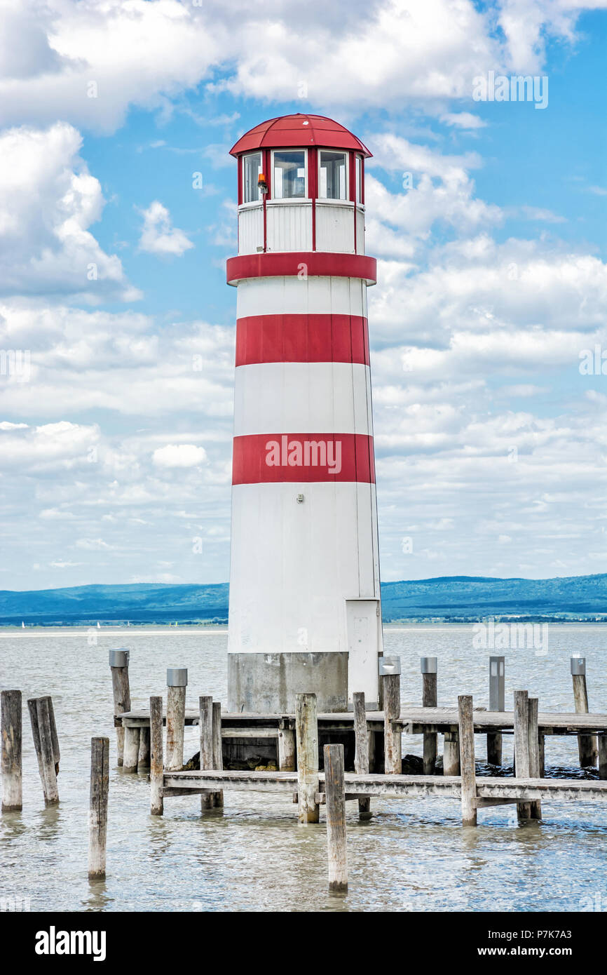 Leuchtturm in Podersdorf am See, See Neusiedler See, Burgenland, Österreich. Reisen Thema. Stockfoto