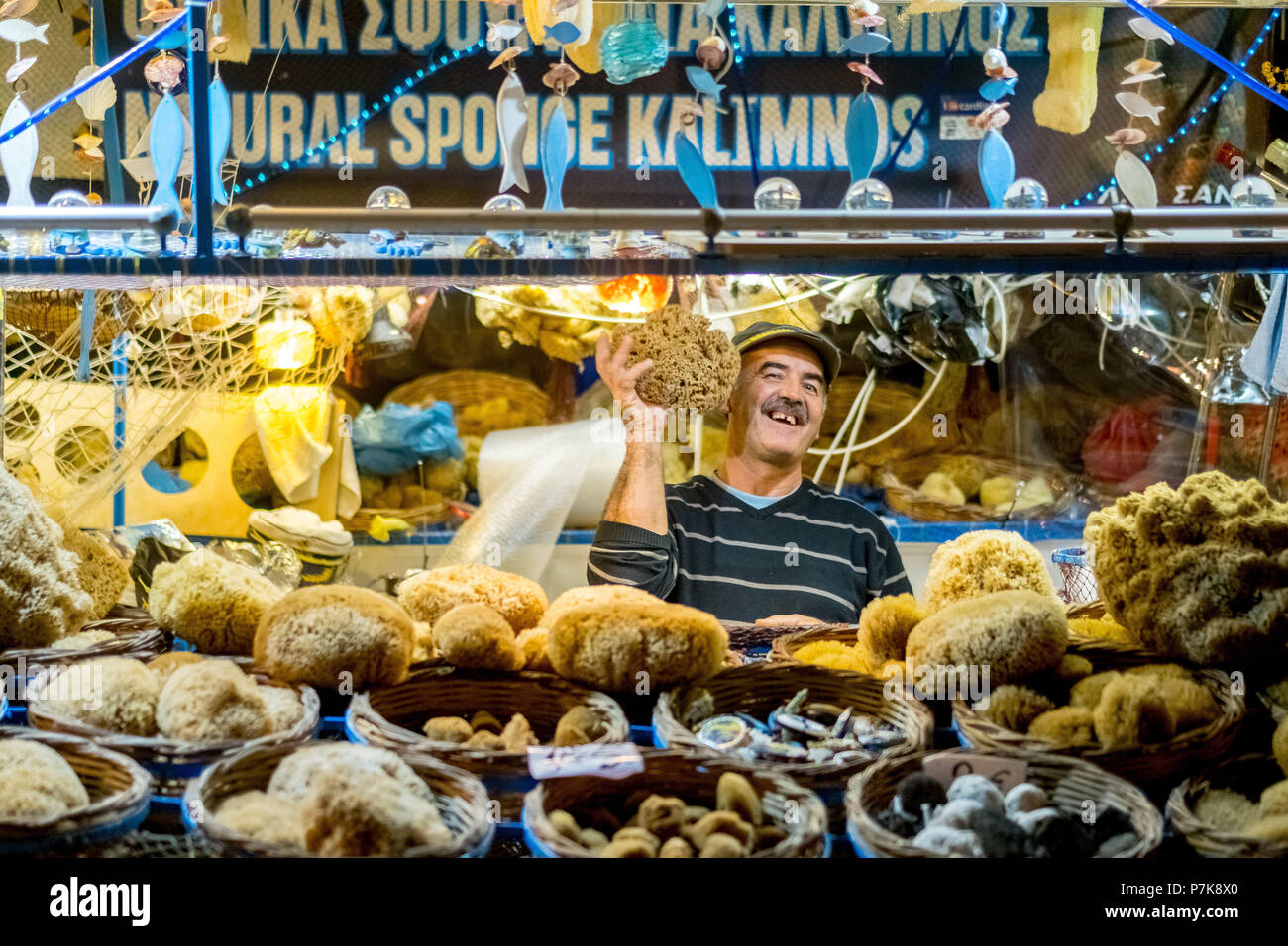 Lachend schwamm Verkäufer im Hafen von Chania, Europa, Kreta, Griechenland Stockfoto