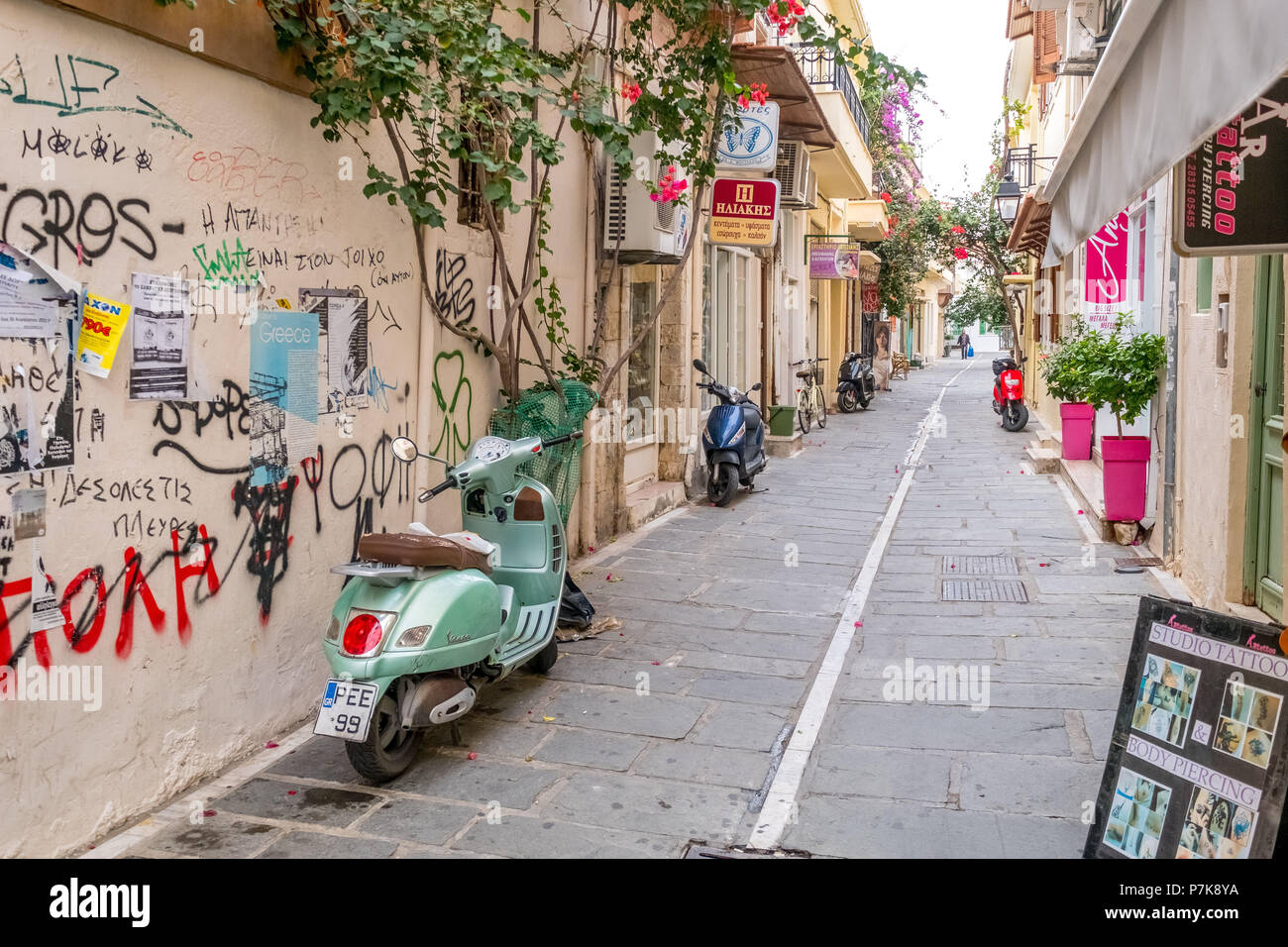 Straße mit Scooter und Graffiti in der Altstadt von Rethymno, Europa, Kreta, Griechenland Stockfoto