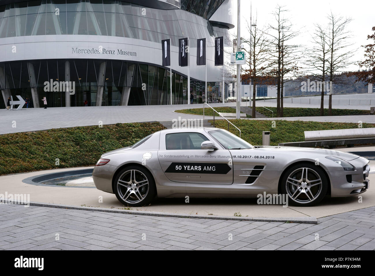 Mercedes Amg Sportwagen Ist Das Parken Auf Dem Vorplatz Und Vor Dem Eingang Des Modernen Mercedes Benz Museum In Stuttgart Stockfotografie Alamy