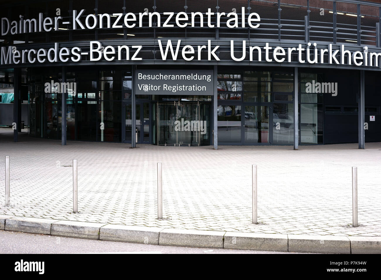 Besucher Eingang Zum Hauptquartier Der Daimler Ag Mercedes Benz Werk Unterturkheim In Stuttgart Stockfotografie Alamy