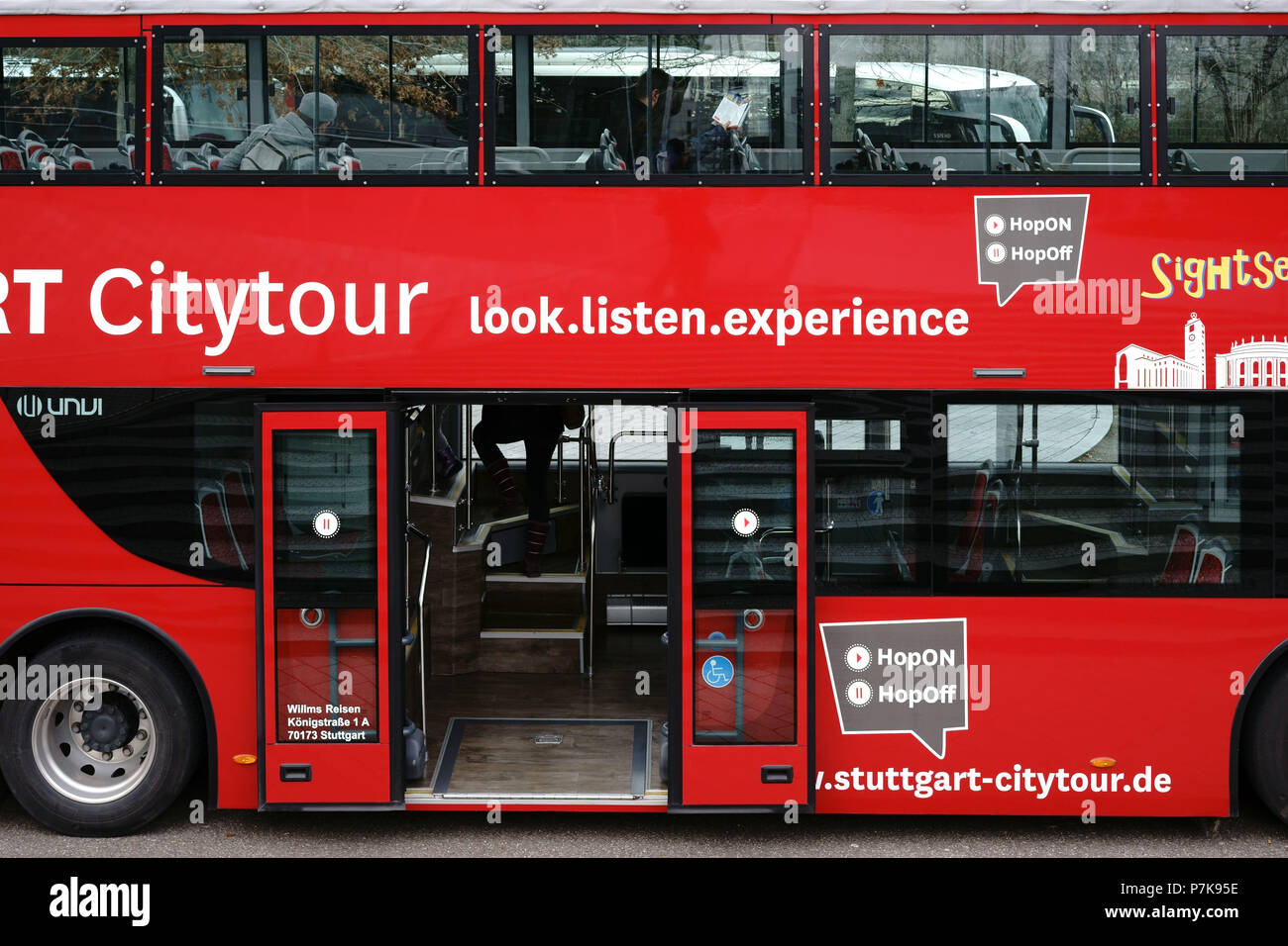 Seitenansicht eines Red Bus City Tours in Stuttgart mit Werbeslogans und Öffnen der Schiebetür Stockfoto