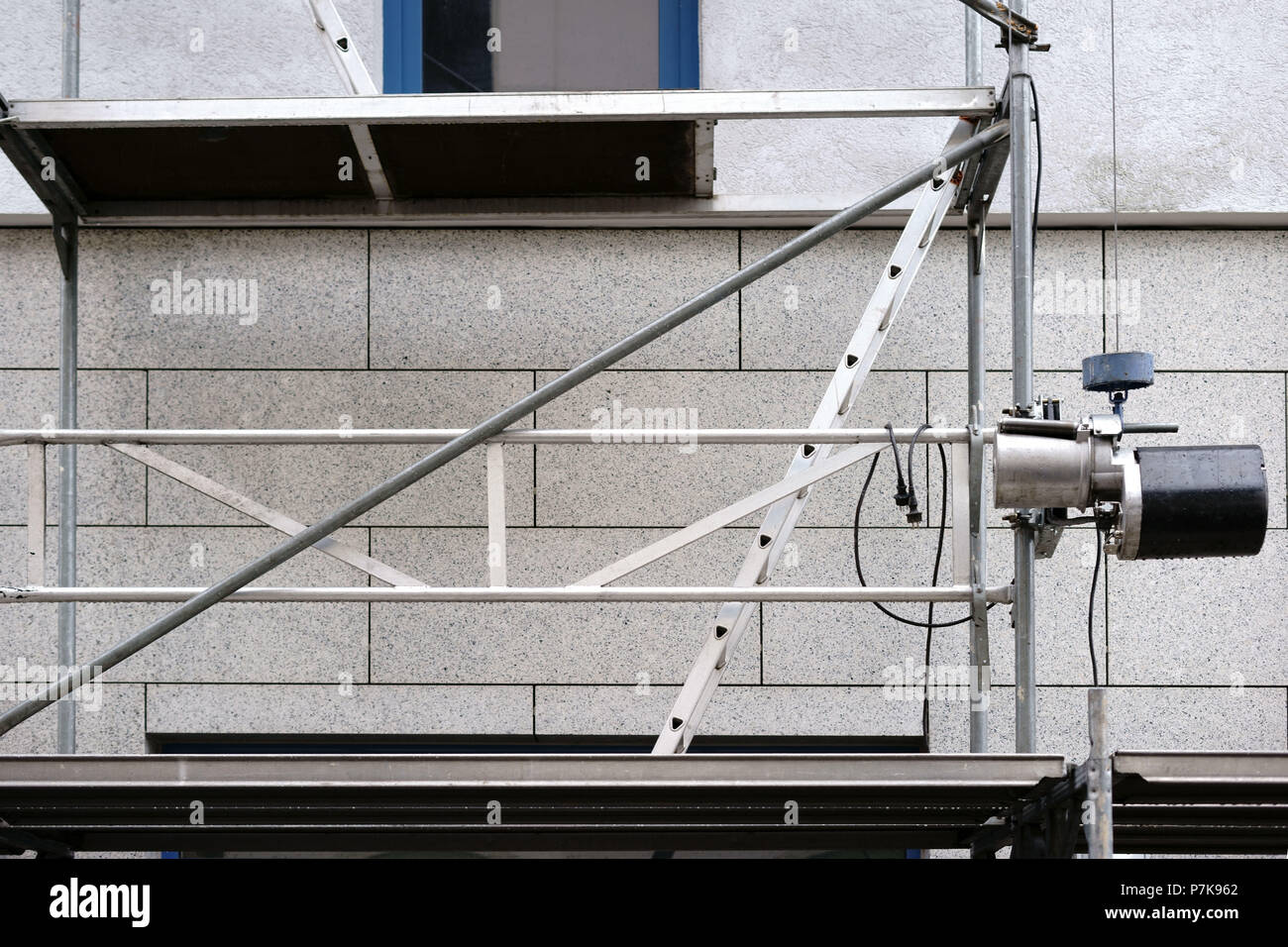 Close-up einen Lastenaufzug neben dem Gerüst der Baustelle, Stockfoto