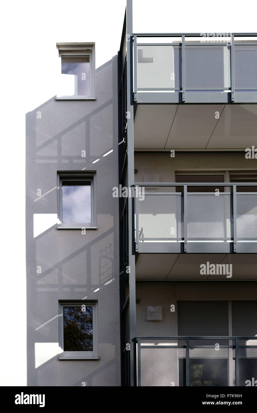 Das neue und moderne Balkon einer Wohnung und Mehrfamilienhaus werfen Schatten, Stockfoto