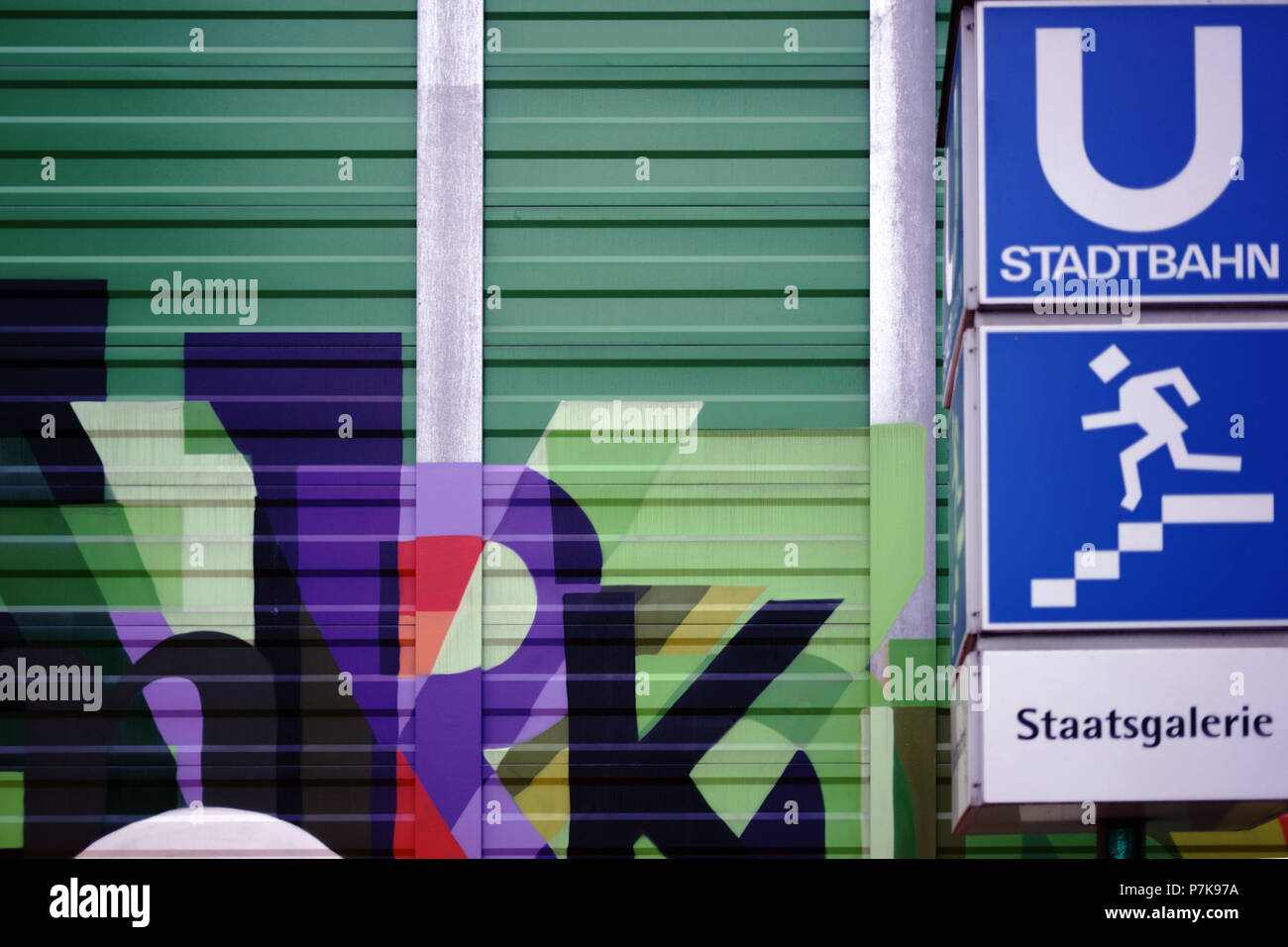 Eine quadratische Zeichen für die Stadtbahn und die U-Bahn vor der Staatsgalerie in Stuttgart Neben einer markanten Lärmschutzwand an der Wand, Stockfoto