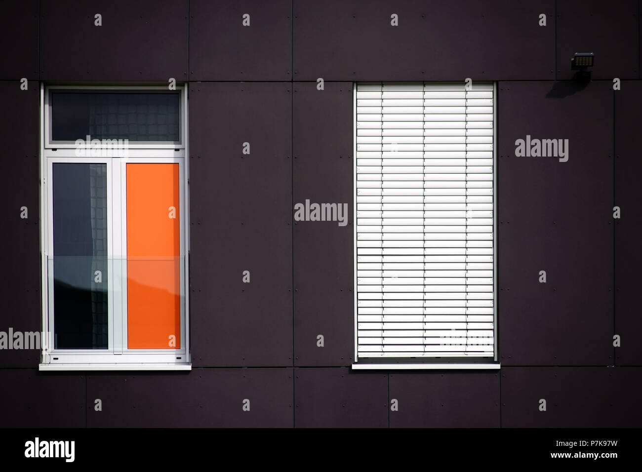 Fassade eines modernen Wohn- und Geschäftshaus mit einem Fenster aus Metall mit Metall blind, Stockfoto