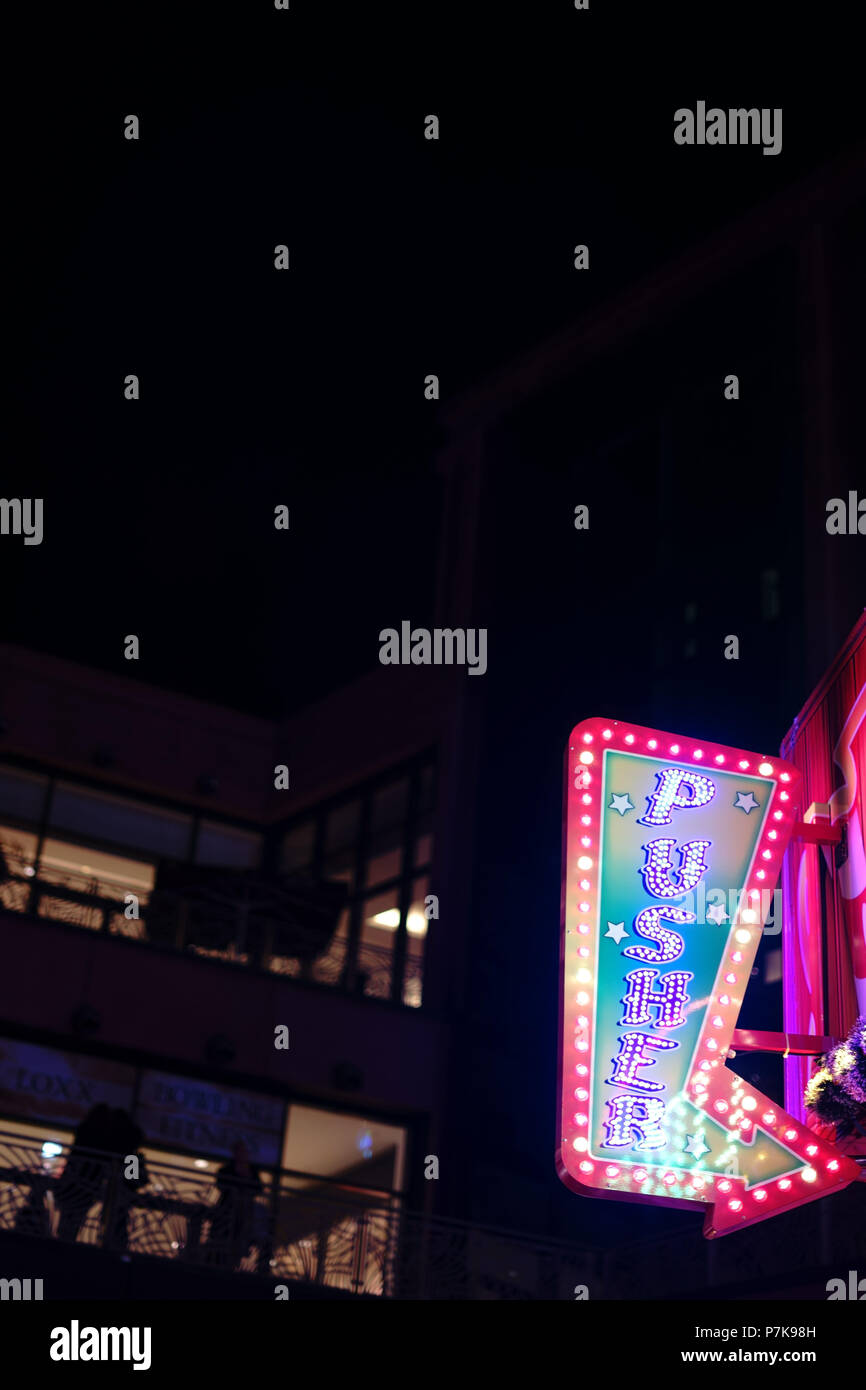 Pfeil einer Kirmes stand in der Nacht auf dem Weihnachtsmarkt Stockfoto