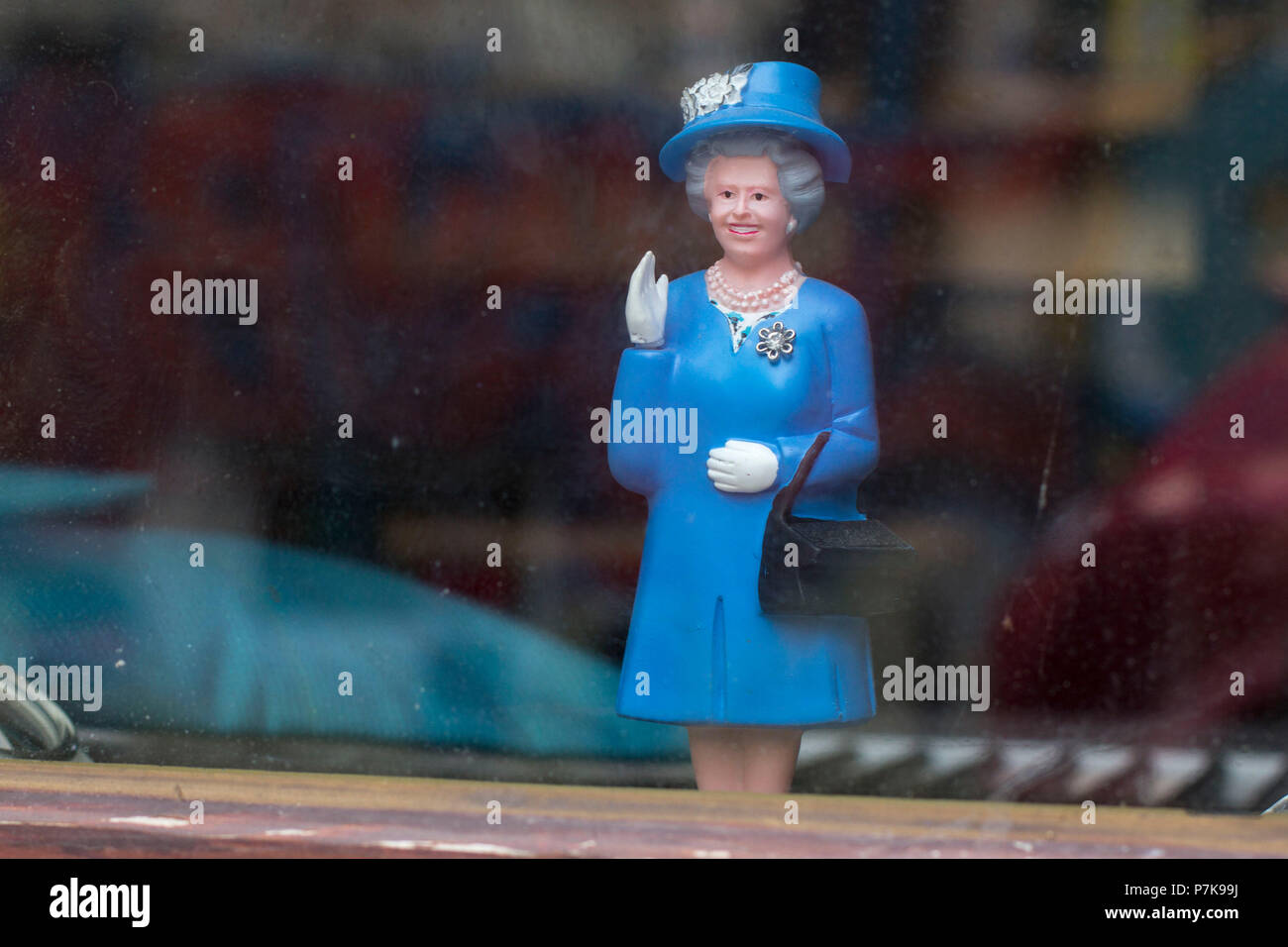 Winkende Monarchie, der englischen Königin als Puppe in einem Schaufenster. Stockfoto