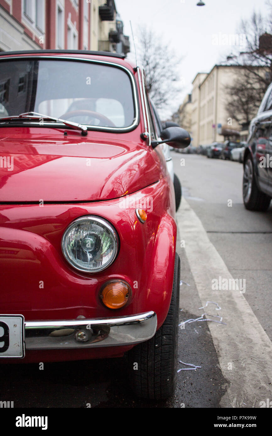 Alten Fiat 500 am Straßenrand. Stockfoto