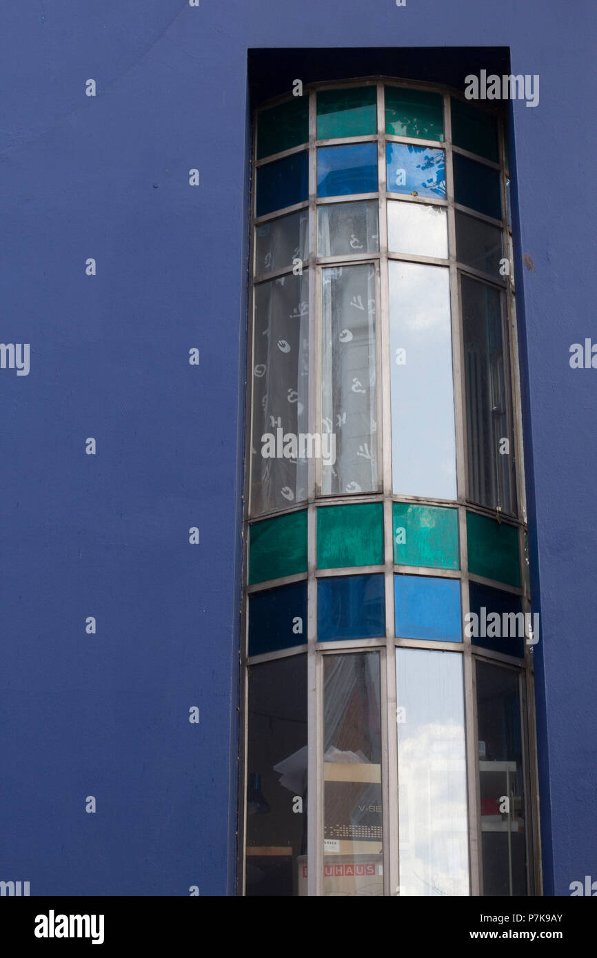 Runde Fenster am Blauen Haus. Stockfoto