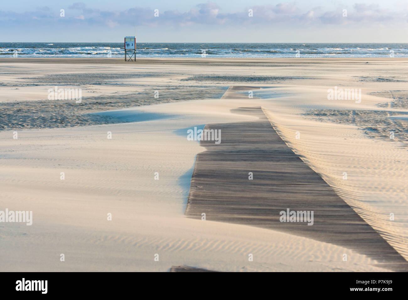 Deutschland Niedersachsen Ostfriesland Juist Am Strand Wahrend Der Sturm Mit Sandverwehungen Stockfotografie Alamy