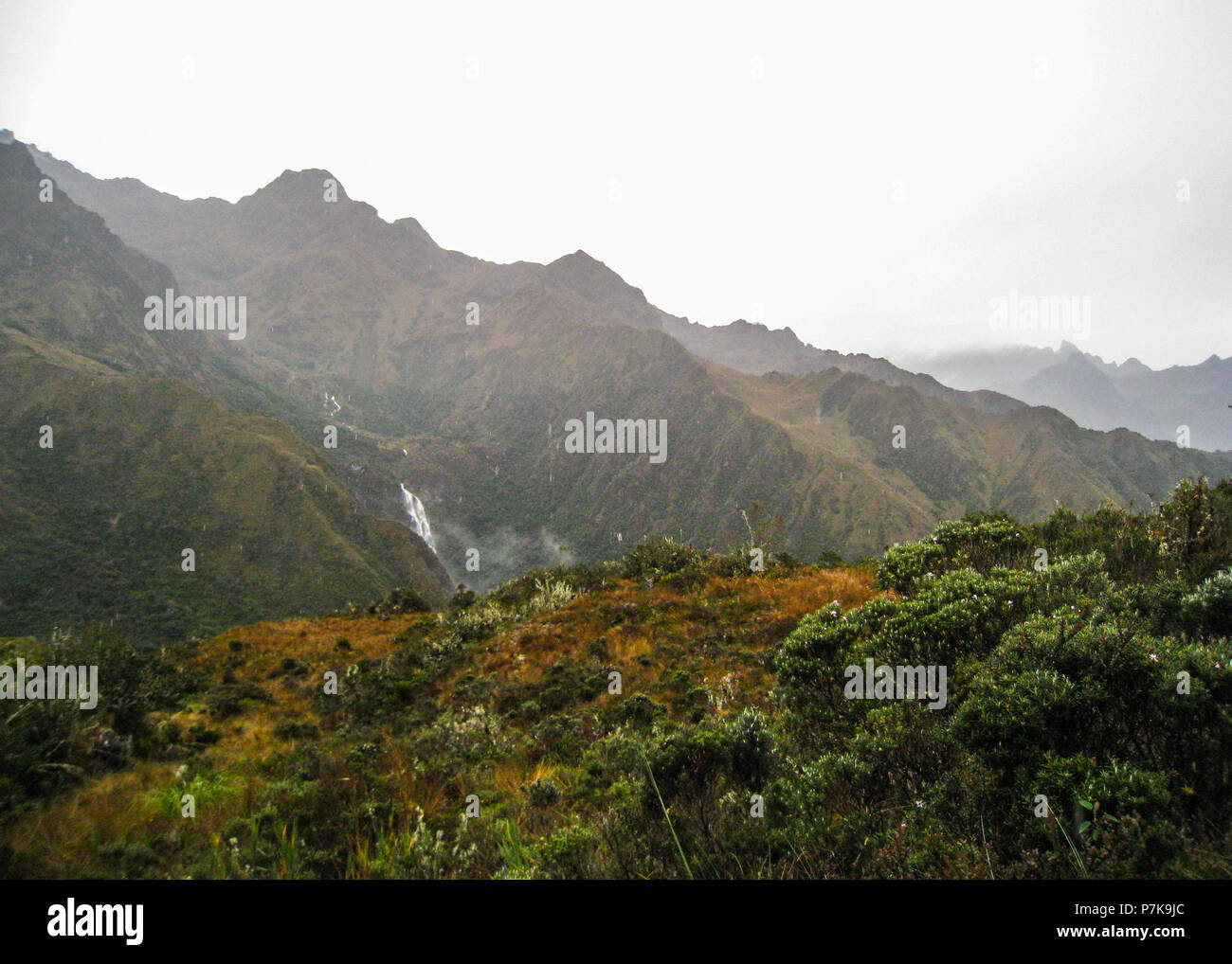 Landschaft von einem Wasserfall in den Anden von einer grünen wilden Feld entlang der Inka Trail. Peru. Südamerika. Keine Menschen. Stockfoto