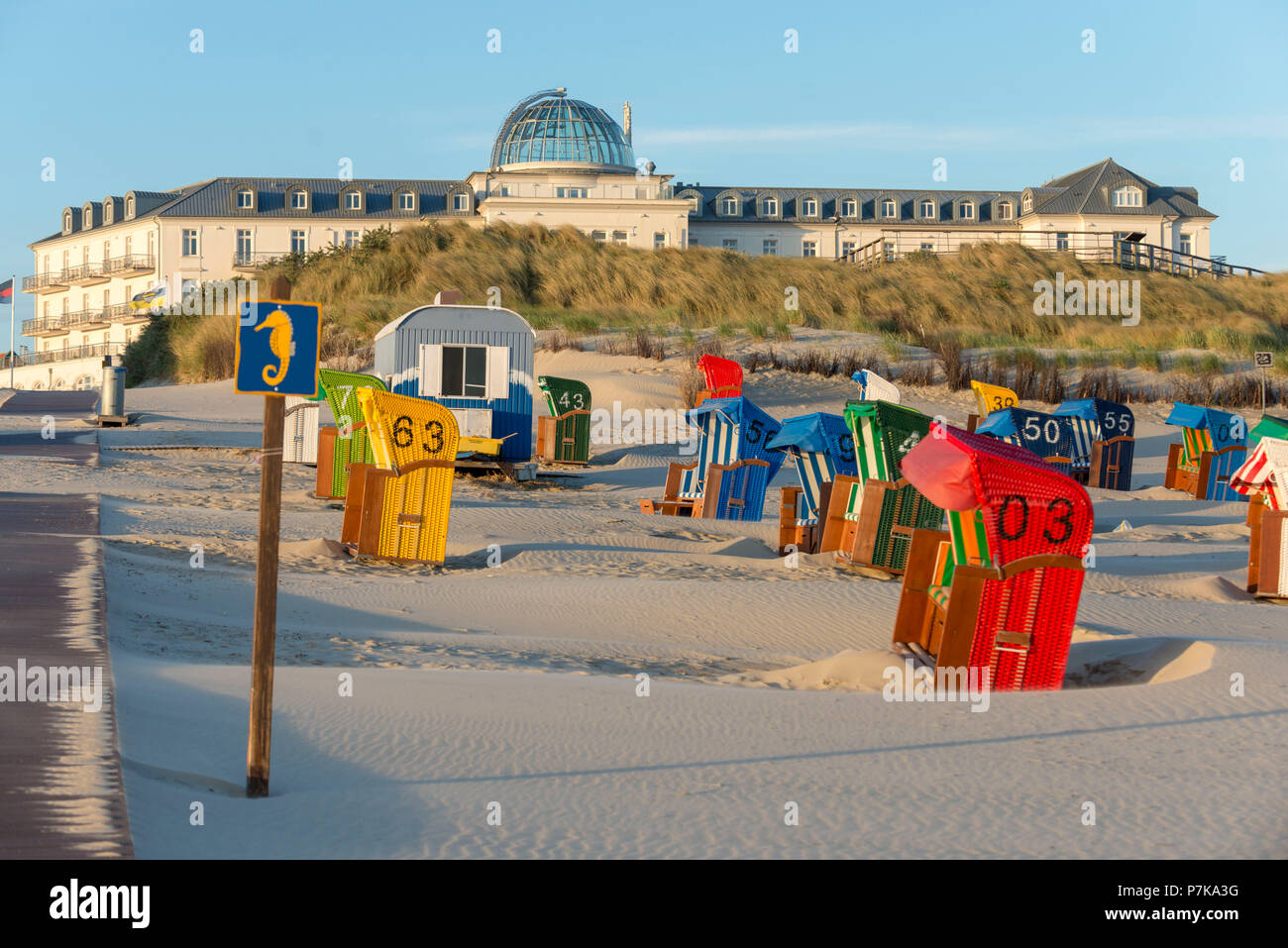 Deutschland, Niedersachsen, Ostfriesland, Juist, das historische Kurhaus, auch genannt "das Weiße Schloss am Meer", wurde am 1. Juli 1898 als Beach Hotel Kurhaus Juist", heute ist es ein Hotel eröffnet Stockfoto