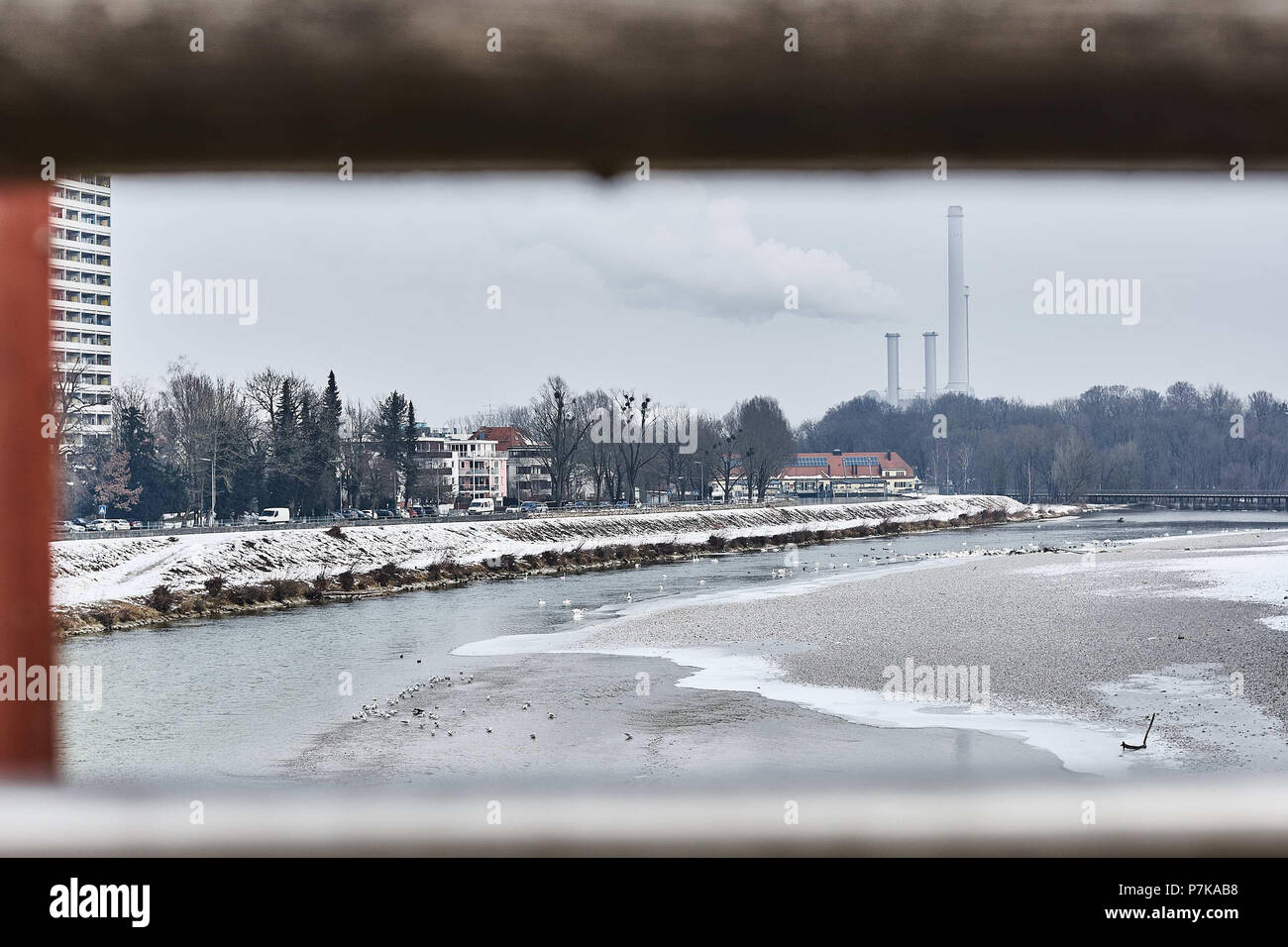 Deutschland, Bayern, München, Isar, Flaucher, Blick durch Brücke Stockfoto