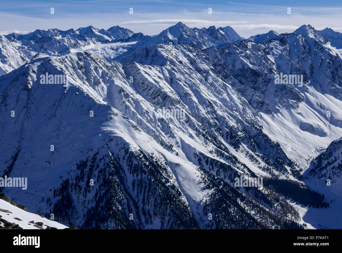 Wild winterlichen Schrofenflanke über das gleirschtal, Blick über Sellraintal und Freihut auf Ruderhofspitze und Lüsener Fernerkogl und Schrankogl und Grubenwand, Tirol Stockfoto