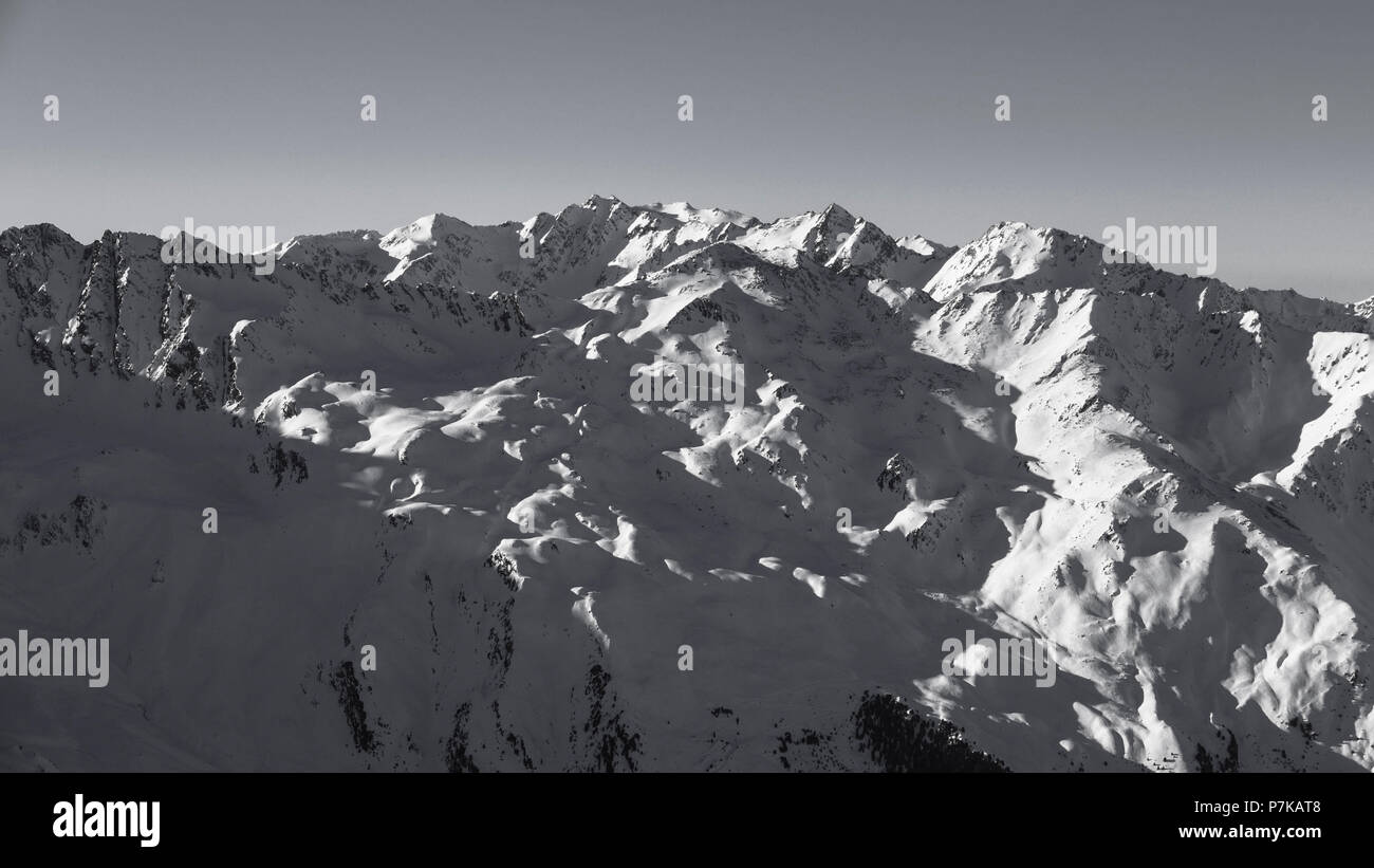 Licht und Schatten auf einem schiefen Berg, Blick auf Lampsenspitz und Zwieselbacher Roßkogl hinter, Tirol Stockfoto