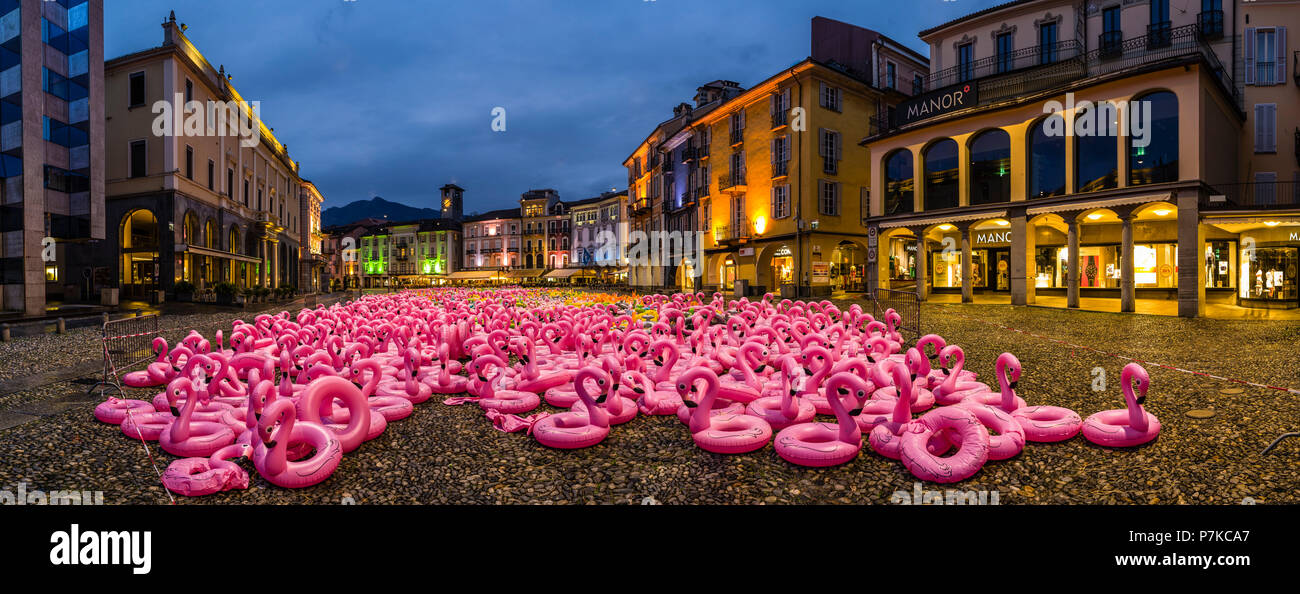 Panorama auf der Piazza Grande in Locarno am Abend mit Kunst aus rosa Flamingos aus Kunststoff Stockfoto