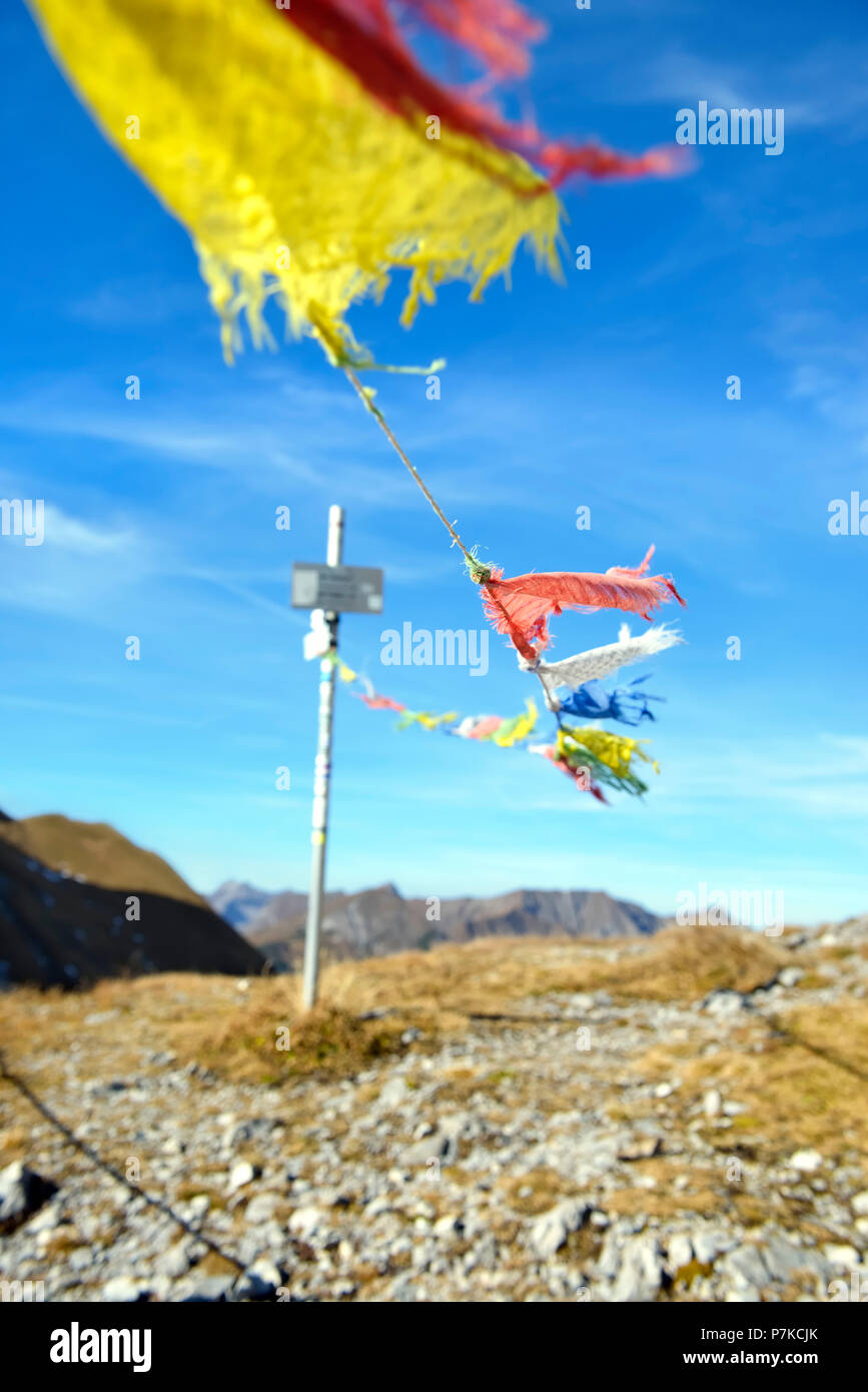 Ausgefranste Gebetsfahnen weht im Wind, Hahntennjoch, Tirol, Österreich, Europa Stockfoto